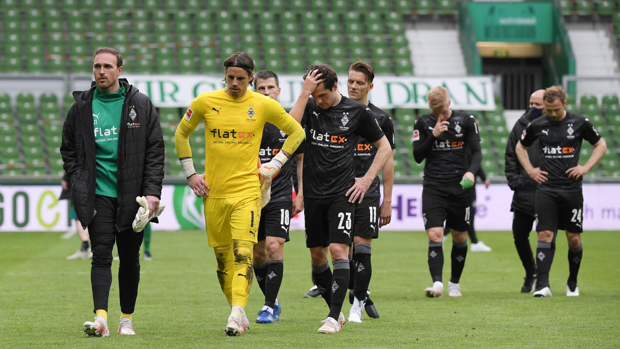 Enttäuschung bei den Gladbacher Spielern, die trotz eines Sieges in Bremen am letzten Bundesliga-Spieltag (22. Mai 2021) nicht den Sprung in einen internationalen Wettbewerb geschafft haben: (v.li.) Tobias Sippel, Yann Sommer, Stefan Lainer, Jonas Hofmann, Hannes Wolf, Oscar Wendt, Co-Trainer Oliver Neuville, Tony Jantschke.