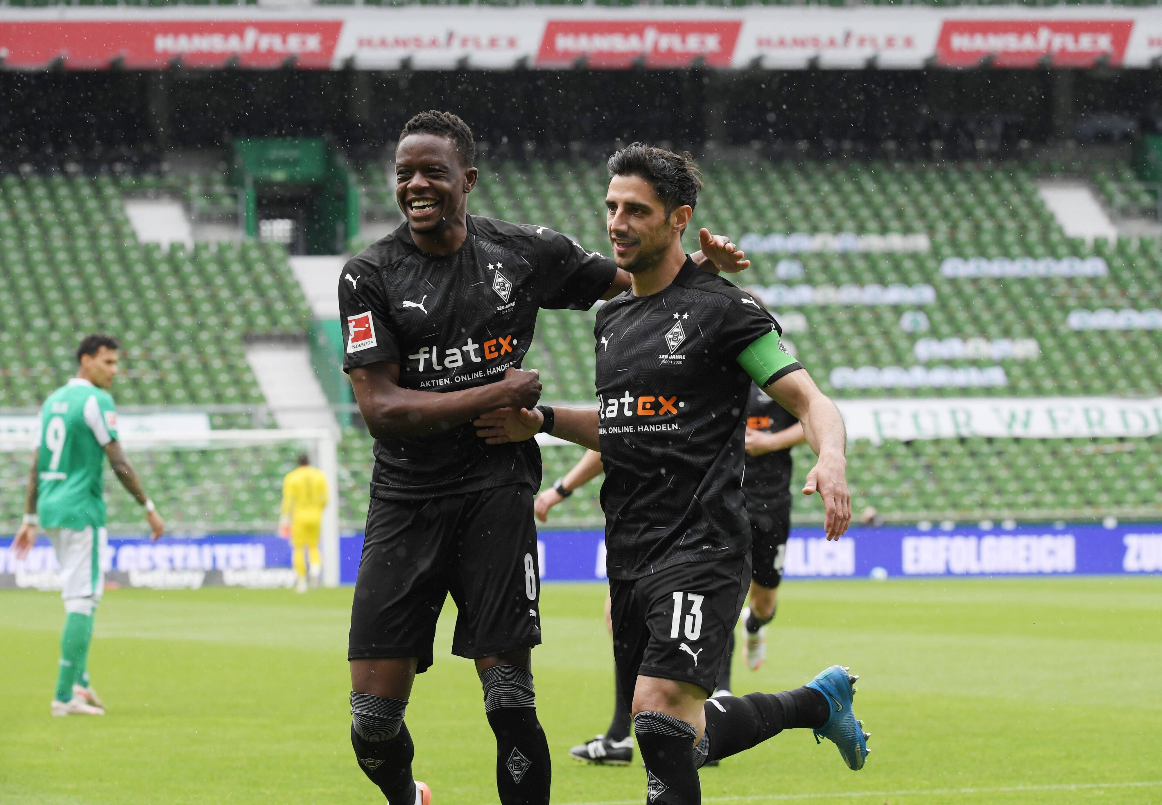 Gladbachs Mittelfeld-Star Denis Zakaria (links) jubelt gemeinsam mit Kapitän Lars  Stindl über dessen Treffer zum 1:0 beim 4:2-Sieg in Bremen (22. Mai 2021).