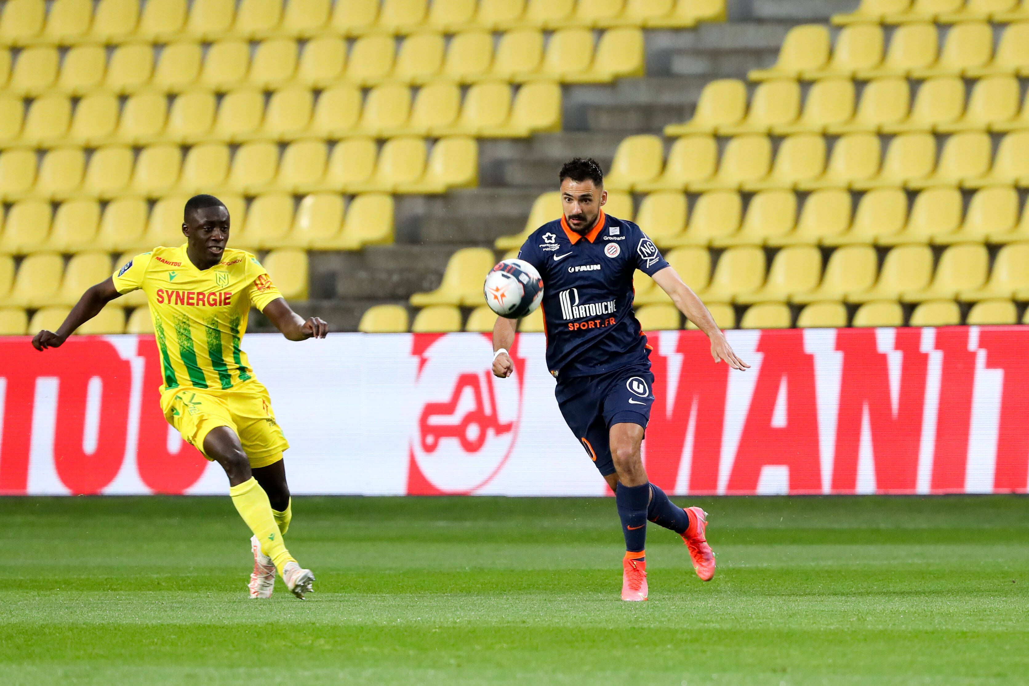 Mittelstürmer Gaëtan Laborde (rechts) aus Montpellier soll angeblich Thema bei Fußball-Bundesligist Borussia Mönchengladbach sein. Auf diesem Foto ist der Angreifer am 23. Mai 2021 im Liga-Duell mit Nantes zu sehen.