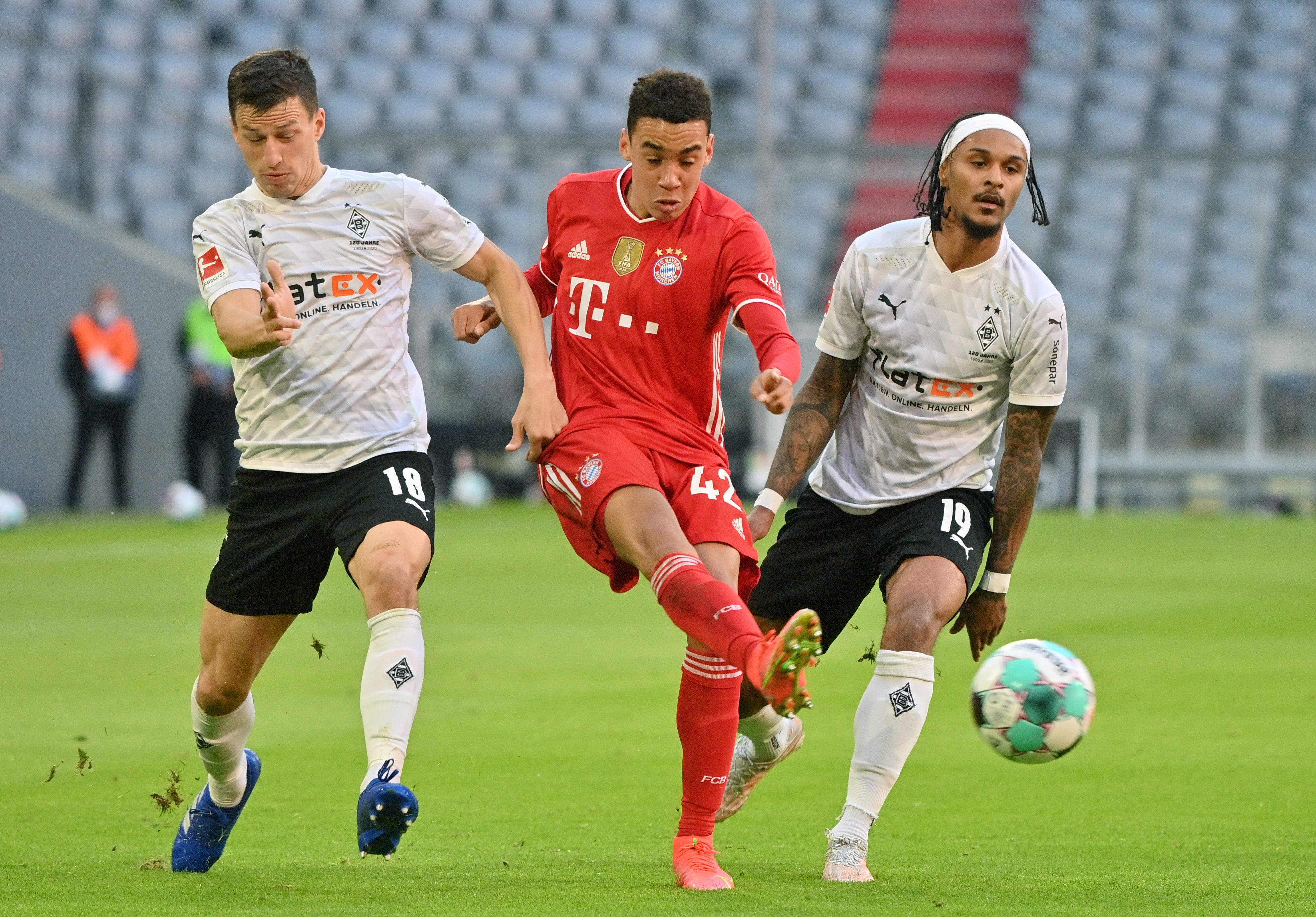 Die Gladbach-Profis Stefan Lainer (links) und Valentino Lazaro (rechts), hier am 8. Mai 2021 im Duell mit Münchens Jamal Musiala, sind im 26-köpfigen EM-Kader Österreichs.
