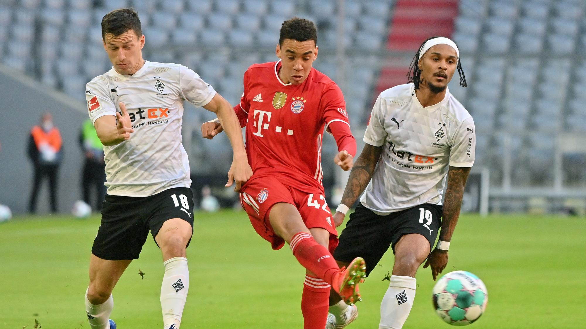 Die Gladbach-Profis Stefan Lainer (links) und Valentino Lazaro (rechts), hier am 8. Mai 2021 im Duell mit Münchens Jamal Musiala, sind im 26-köpfigen EM-Kader Österreichs.