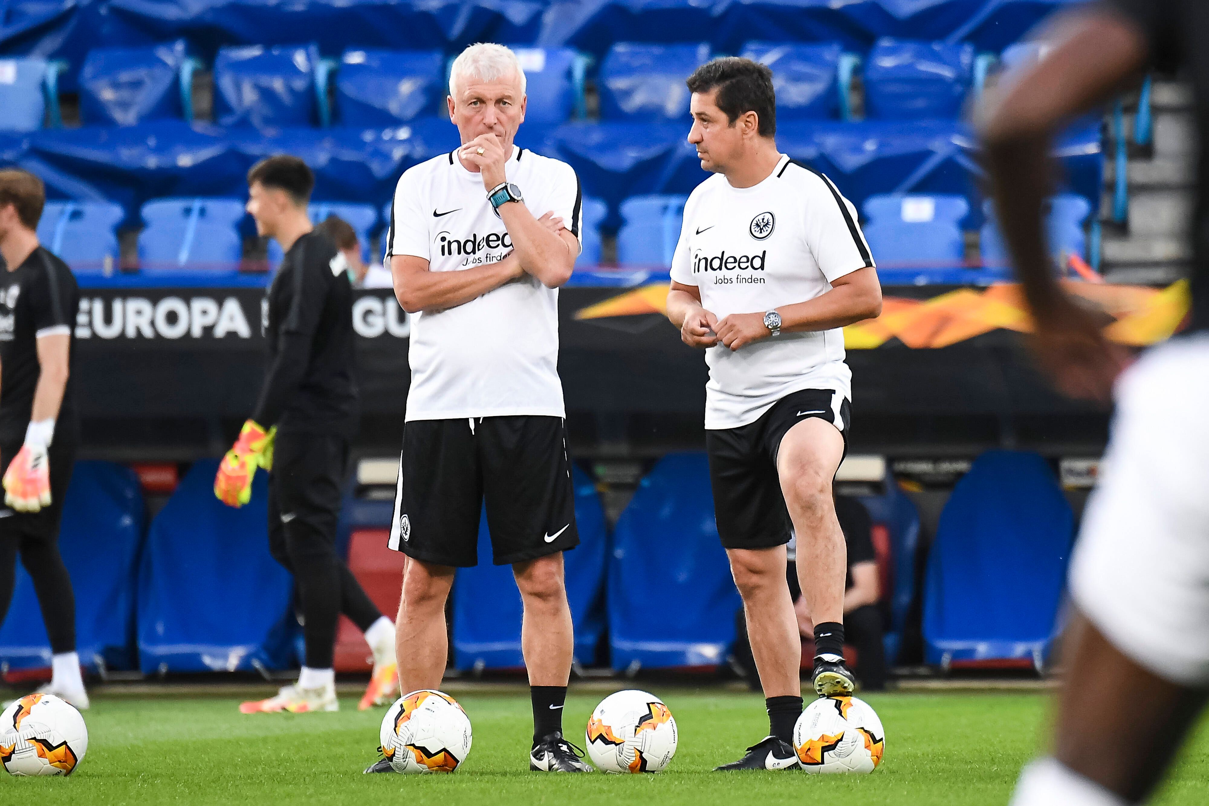 Armin Reutershahn (l.) und Christian Peintinger (r.), hier am 6. August 2020, haben ihre Verträge in Frankfurt aufgelöst und werden Hütter nach Gladbach begleiten.