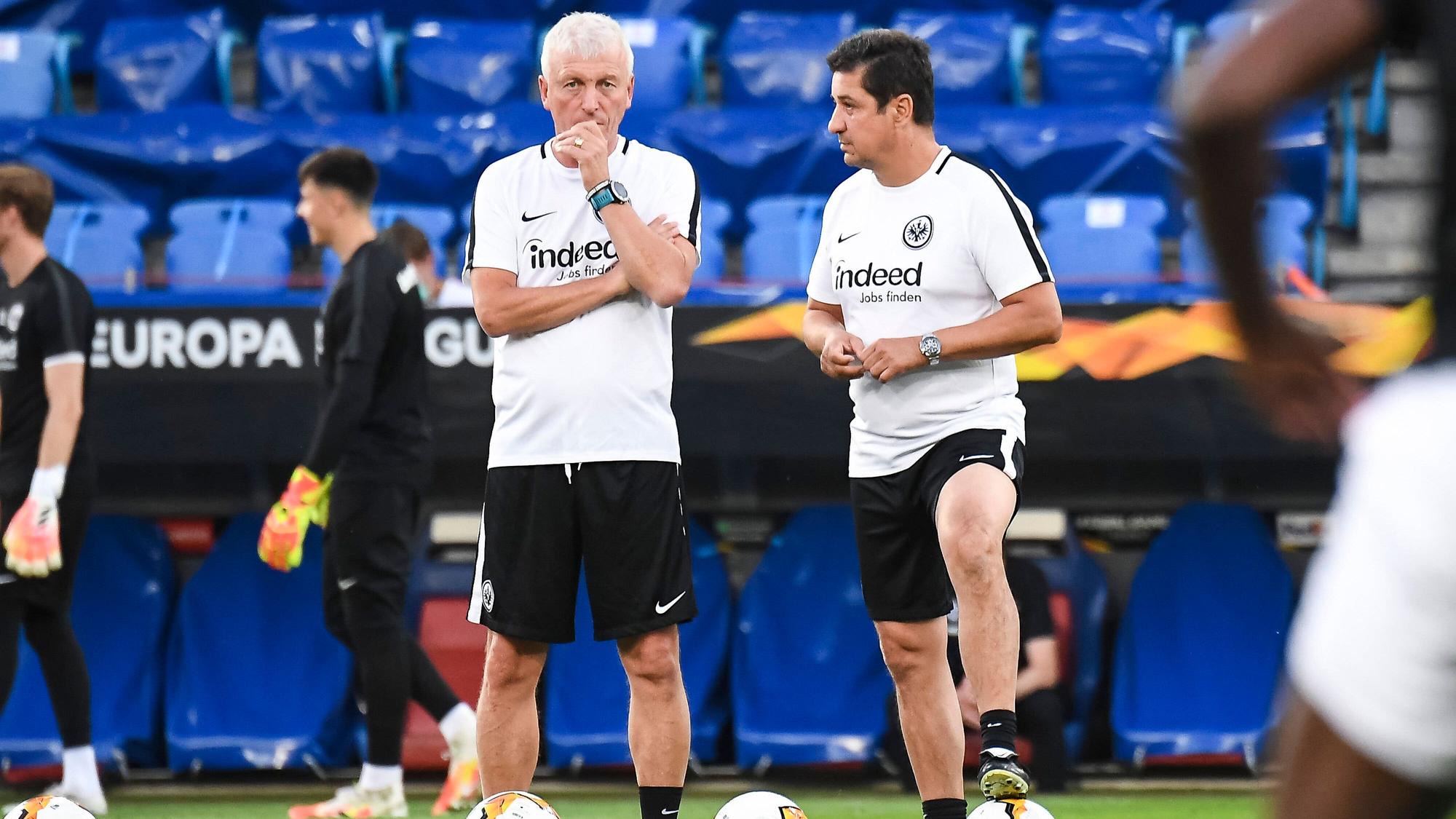 Armin Reutershahn (l.) und Christian Peintinger (r.), hier am 6. August 2020, haben ihre Verträge in Frankfurt aufgelöst und werden Hütter nach Gladbach begleiten.