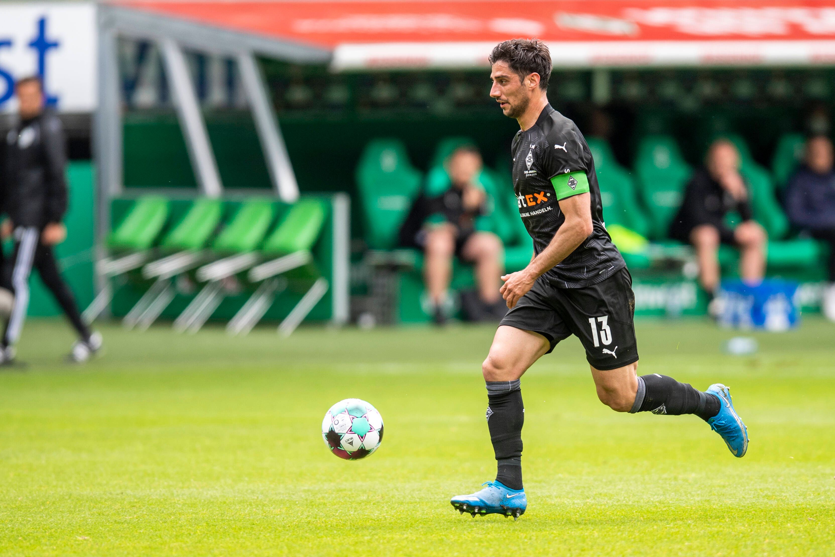 Gladbach Kapitän Lars Stindl läuft mit dem Ball am Fuß im Bundesligaspiel der Borussia gegen Werder Bremen am 22. Mai 2021.