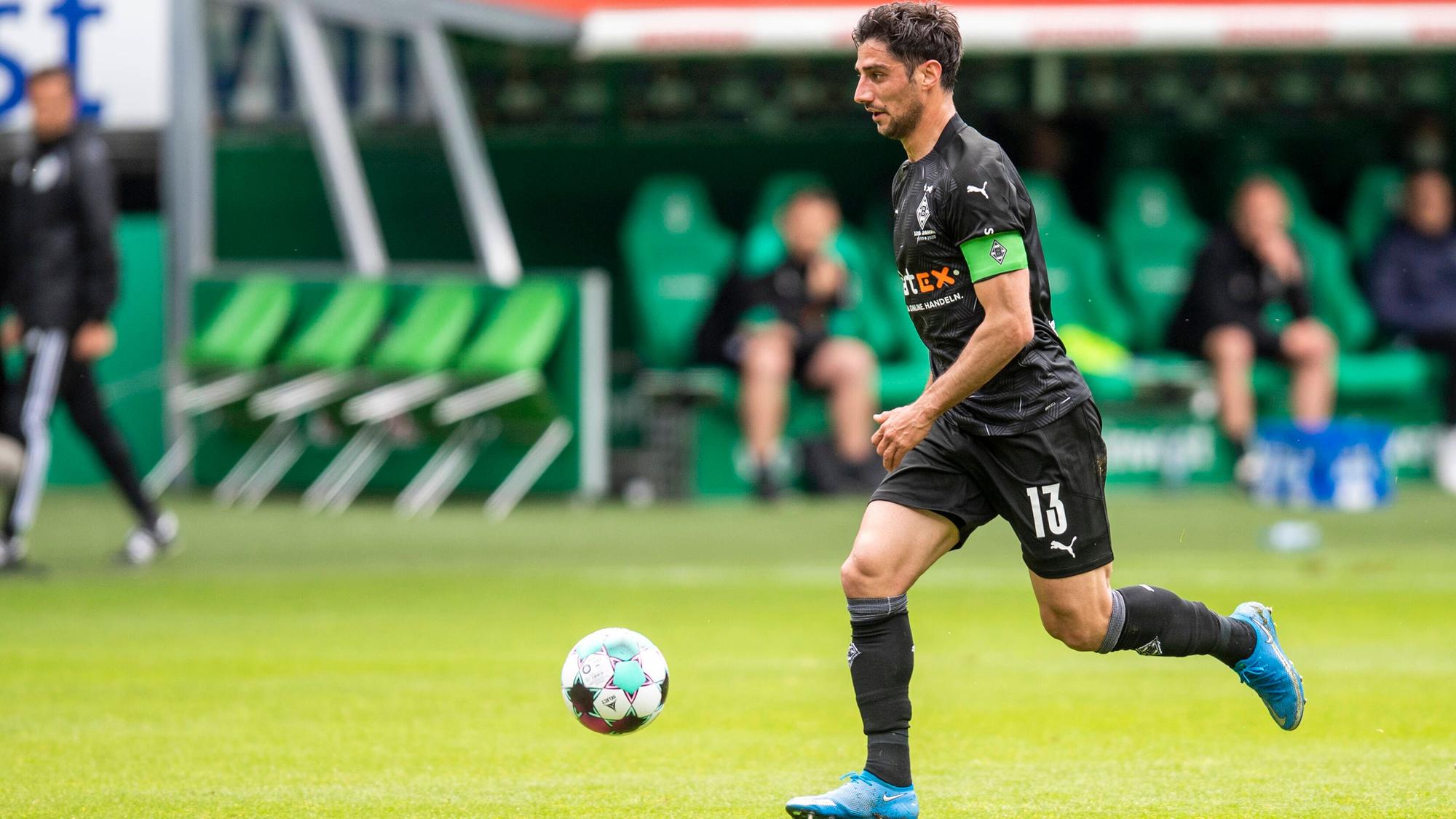 Gladbach Kapitän Lars Stindl läuft mit dem Ball am Fuß im Bundesligaspiel der Borussia gegen Werder Bremen am 22. Mai 2021.
