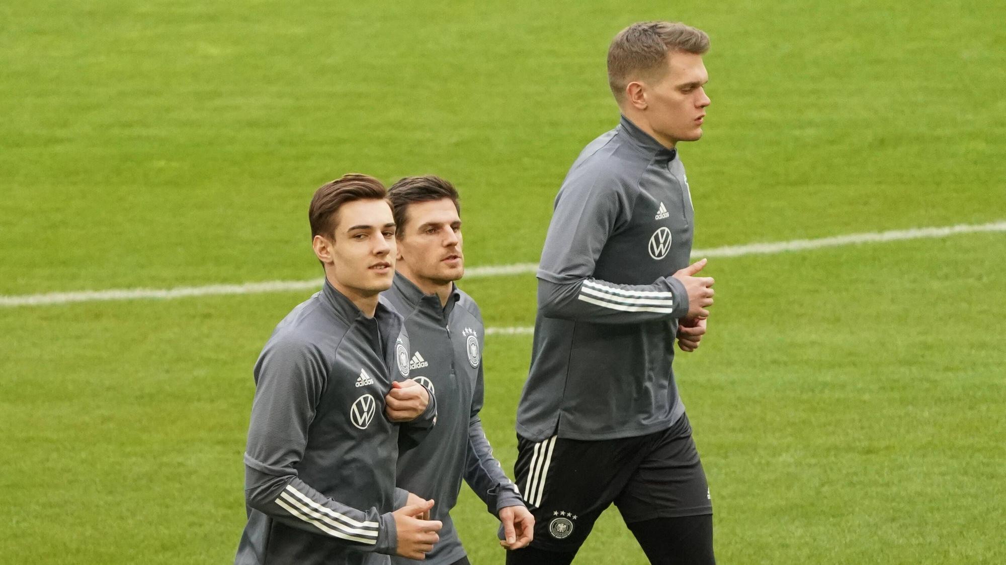 Gladbachs Florian Neuhaus, Jonas Hofmann und Matthias Ginter (v.l.n.r.) hier am 23. März 2021, sind im Kader für die EM im Sommer dabei.