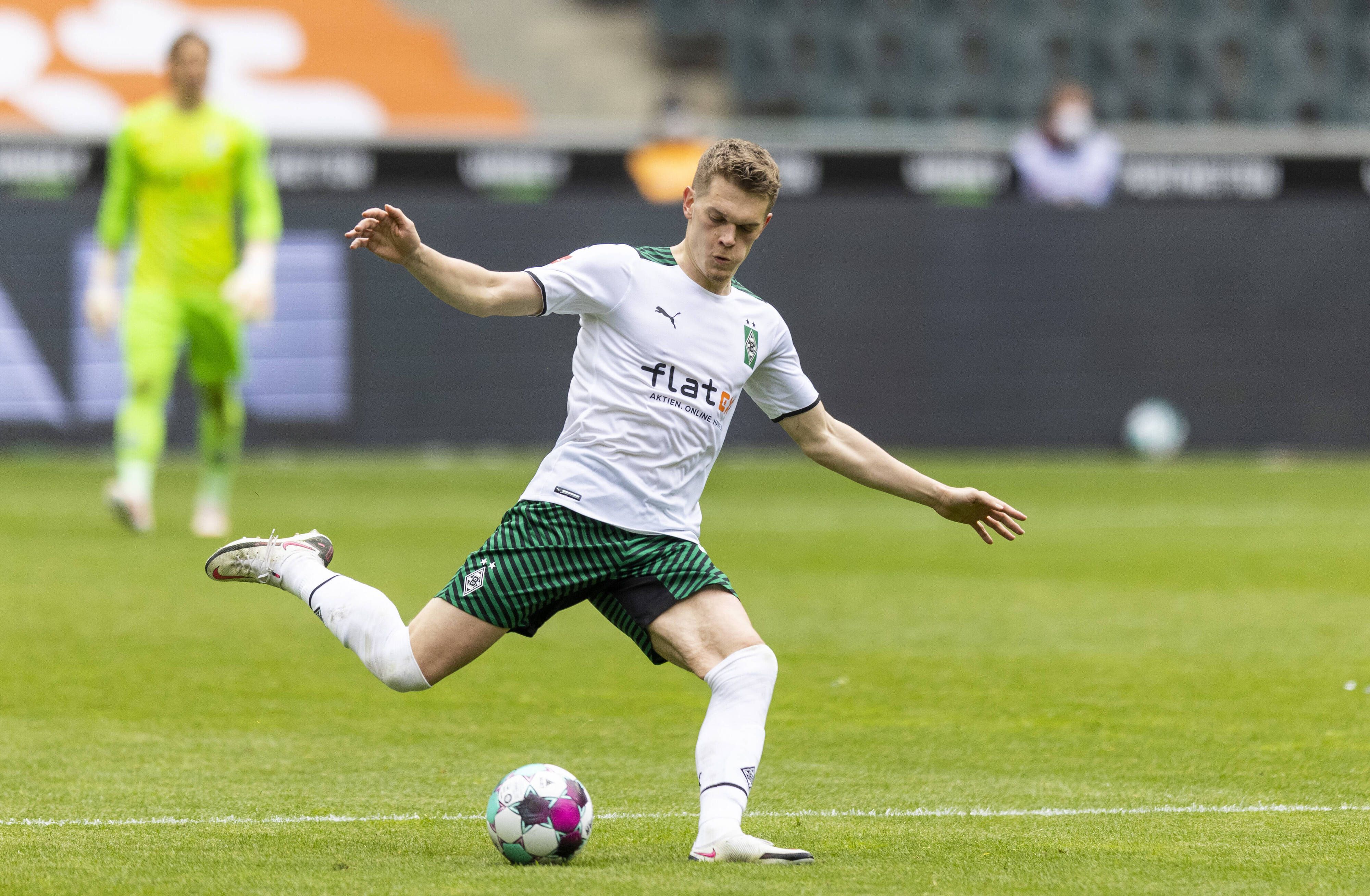 Gladbachs Matthias Ginter schießt den Ball im Bundesligaspiel der Borussia gegen den VfB Stuttgart am 15. Mai 2021.