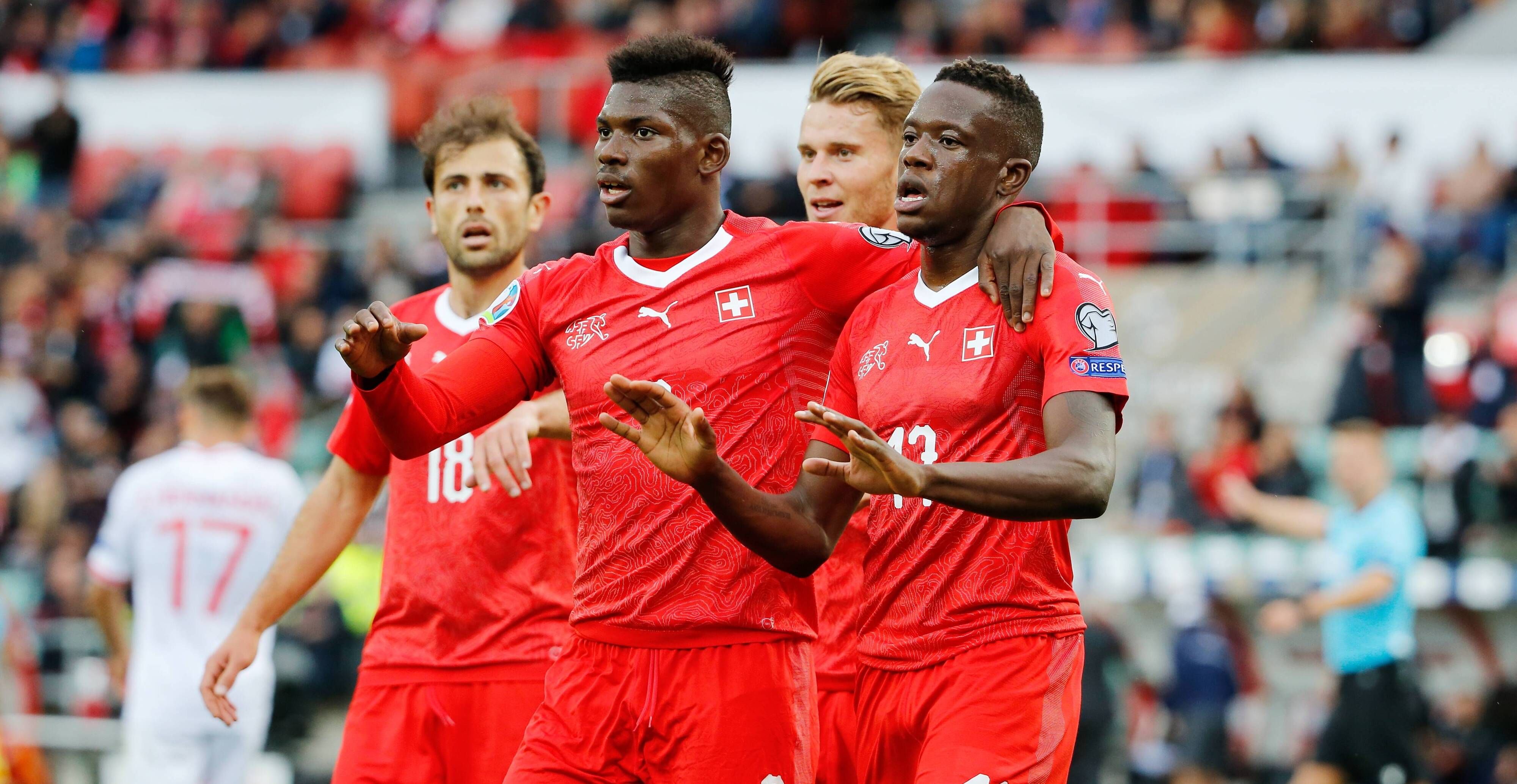 Breel Embolo hat den Arm um Denis Zakaria gelegt. Hier bei einem Spiel der Schweizer Nationalmannschaft am 8. September 2019.