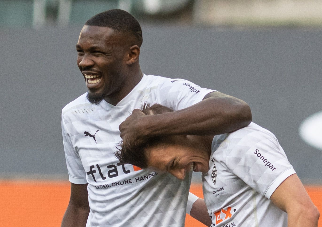 Mönchengladbachs Marcus Thuram (l) bejubelt sein Tor zum 2:0 mit Hannes Wolf gegen Arminia Bielefeld 25. April 2021.