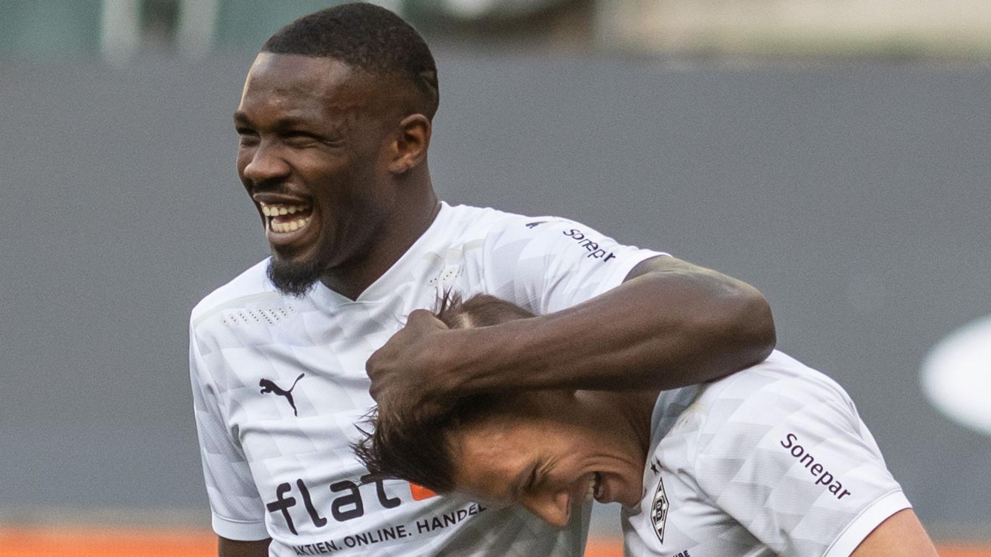 Mönchengladbachs Marcus Thuram (l) bejubelt sein Tor zum 2:0 mit Hannes Wolf gegen Arminia Bielefeld 25. April 2021.