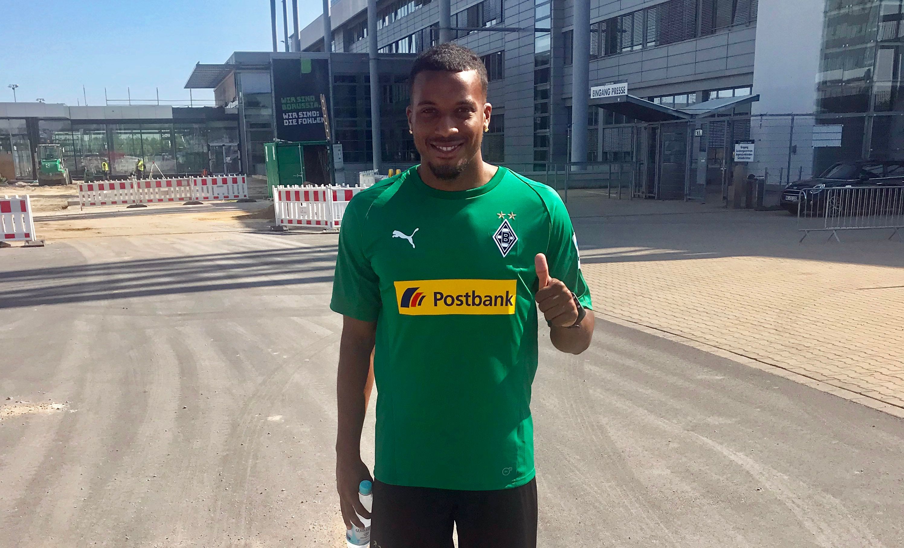 Am 13. Juli 2018 gelingt es unserer Redaktion dieses Exklusiv-Foto von Alassane Plea, Gladbachs bislang teuerstem Einkauf in der Klubgeschichte, im Borussia-Park zu machen. Es sind Pleas erste Augenblicke in Fohlen-Montur, vor seiner ersten Trainings-Einheit am Niederrhein.