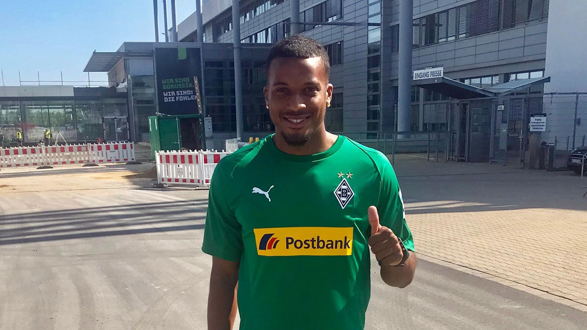 Am 13. Juli 2018 gelingt es unserer Redaktion dieses Exklusiv-Foto von Alassane Plea, Gladbachs bislang teuerstem Einkauf in der Klubgeschichte, im Borussia-Park zu machen. Es sind Pleas erste Augenblicke in Fohlen-Montur, vor seiner ersten Trainings-Einheit am Niederrhein.