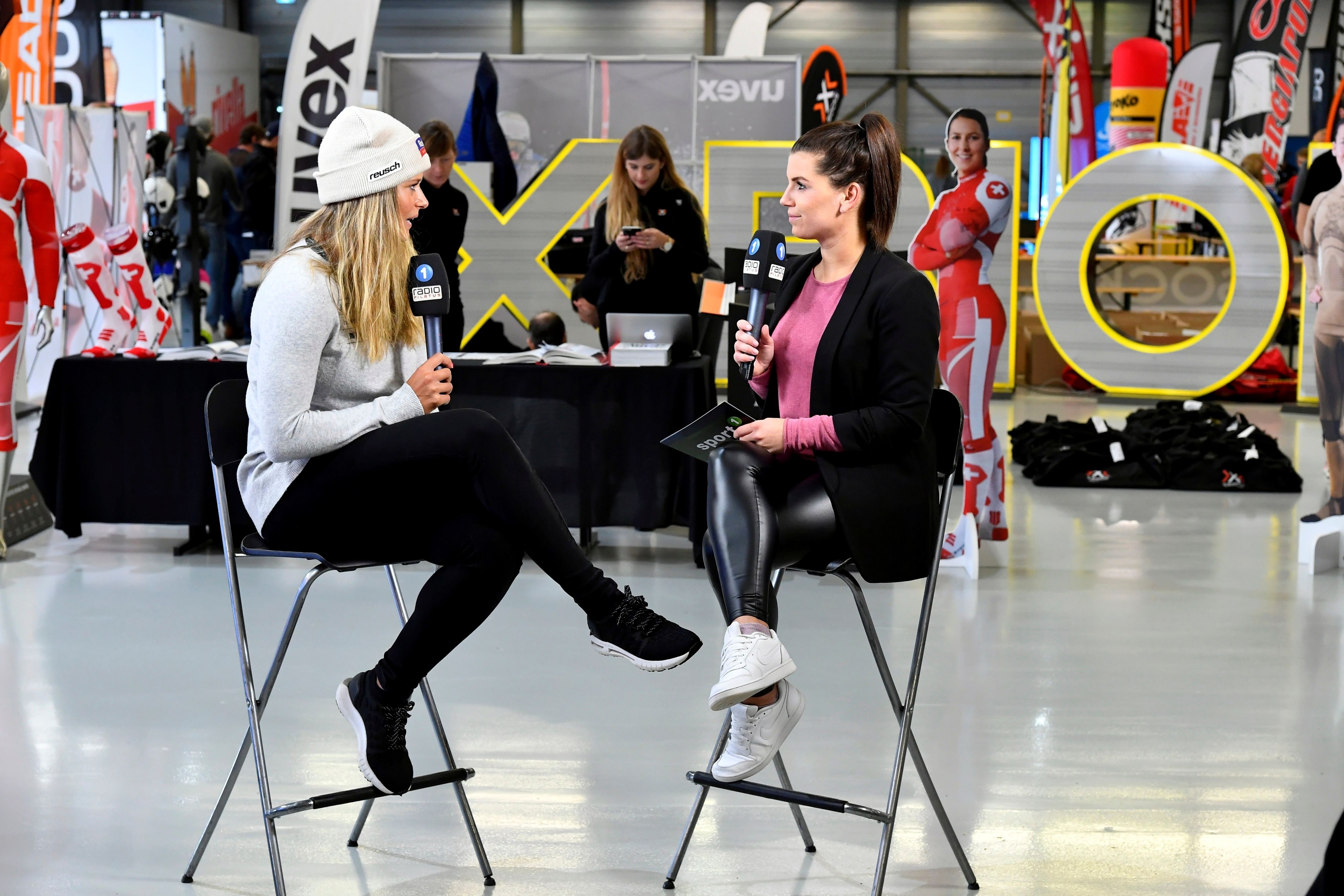 Die Schweizer Ski-Rennfahrerin Corinne Suter (l.) im Interview mit der ehemaligen TV-Moderatorin Sedrina Schaller (r.). Schaller ist nun Team-Managerin bei Fußball-Bundesligist Borussia Mönchengladbach.