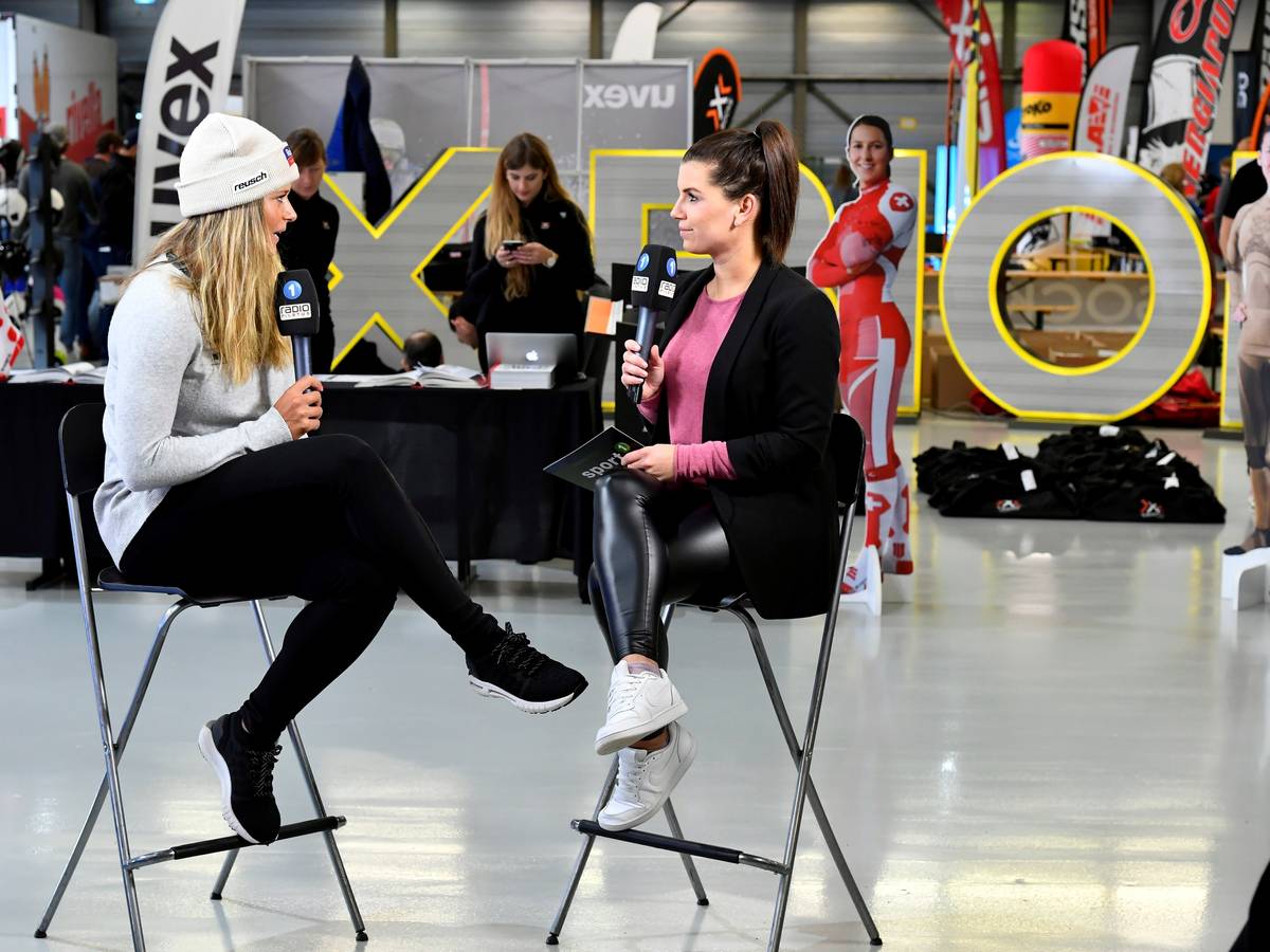 Die Schweizer Ski-Rennfahrerin Corinne Suter (l.) im Interview mit der ehemaligen TV-Moderatorin Sedrina Schaller (r.). Schaller ist nun Team-Managerin bei Fußball-Bundesligist Borussia Mönchengladbach.