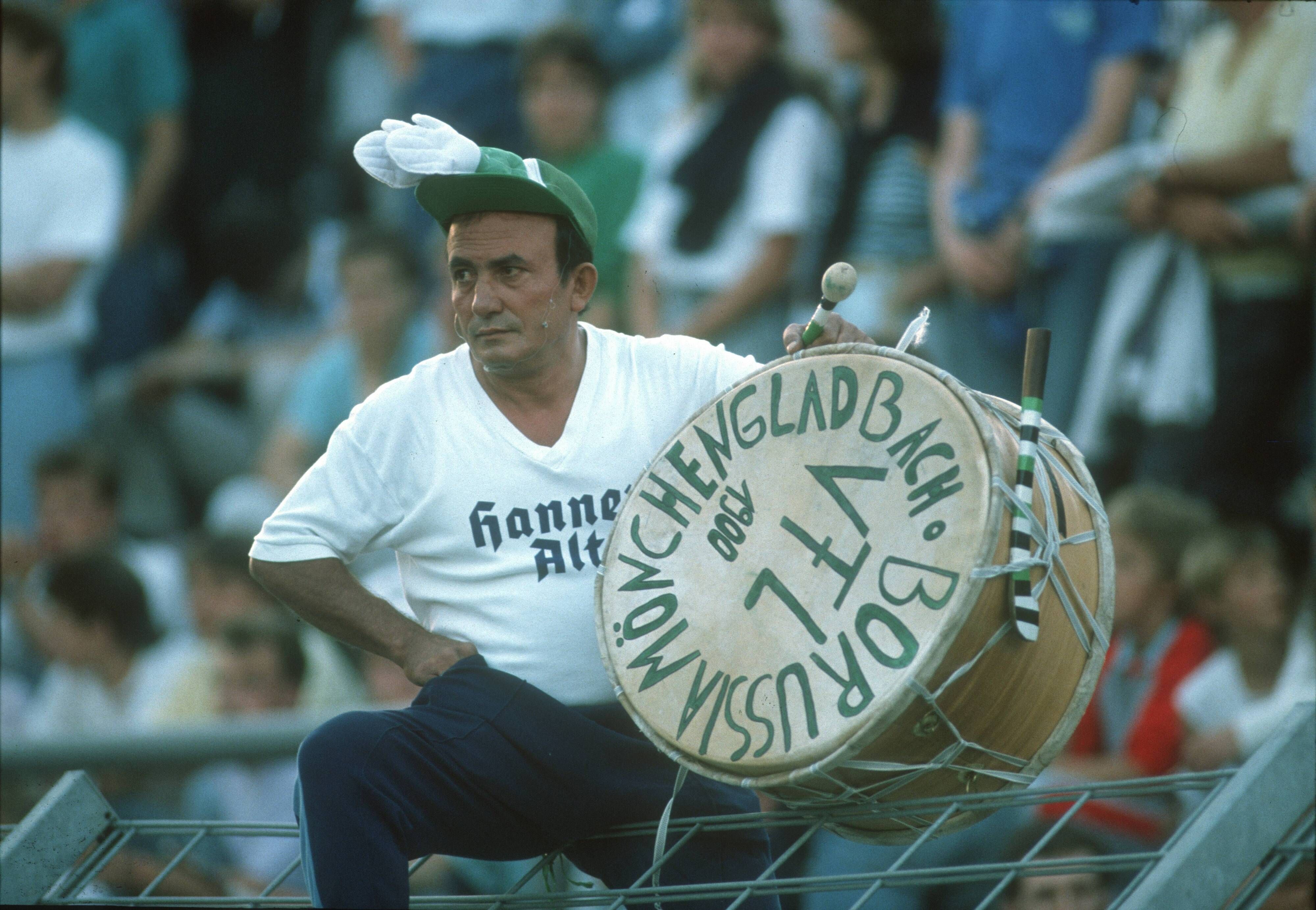 Gladbach-Trommler „Manolo“, hier zu sehen im April 1988, hat auf dem legendären Bökelberg Borussia-Fan-Geschichte mitgeschrieben. Manolo sitzt mit Trommel auf dem Zaun vor der Nordkurve.
