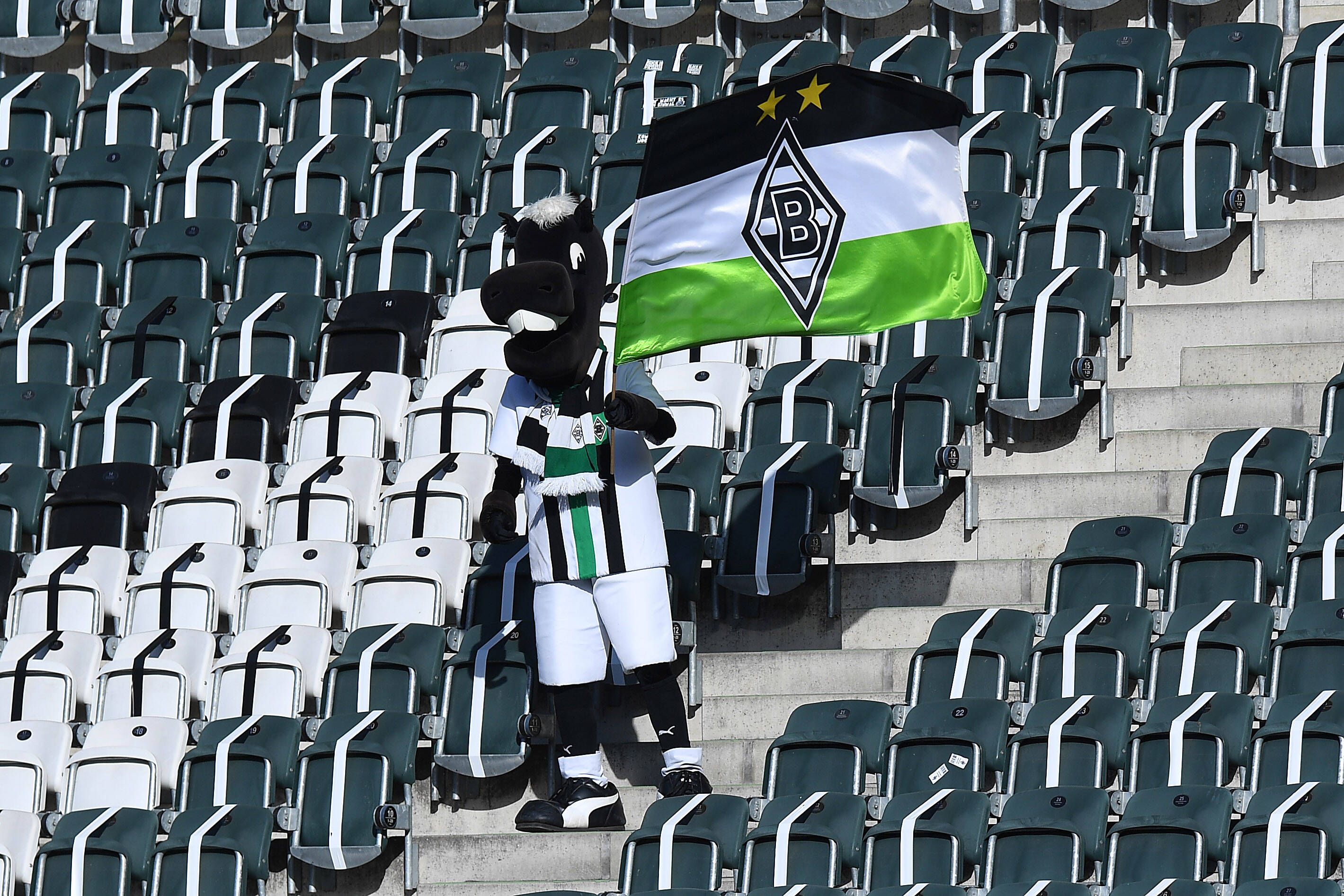 Fohlen-Maskottchen Jünter, hier am 25. April 2021 zu sehen, steht alleine auf den Zuschauerrängen im Gladbacher Borussia-Park