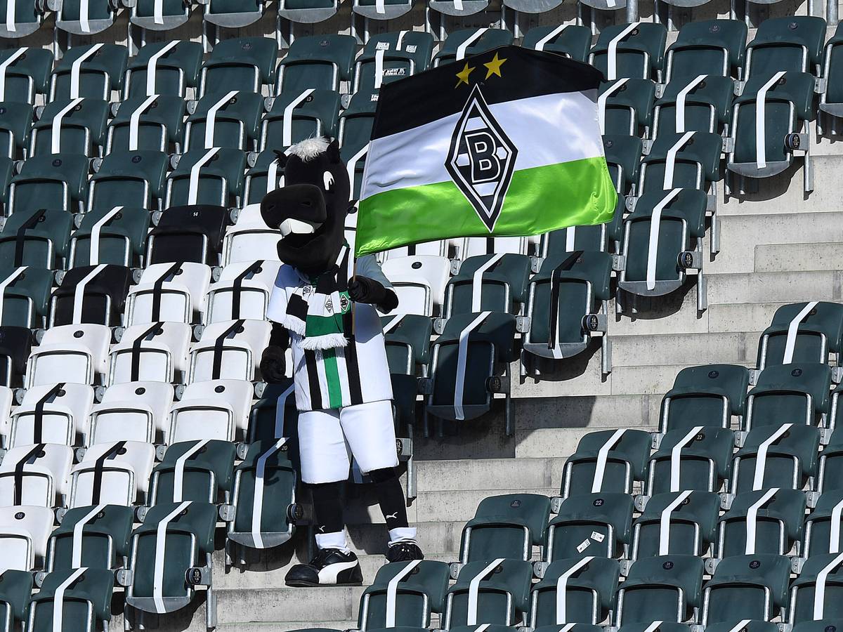 Der Borussia-Park in Mönchengladbach. Maskottchen Jünter steht vor leeren Zuschauerrängen. Dieses Foto stammt vom 25. April 2021.