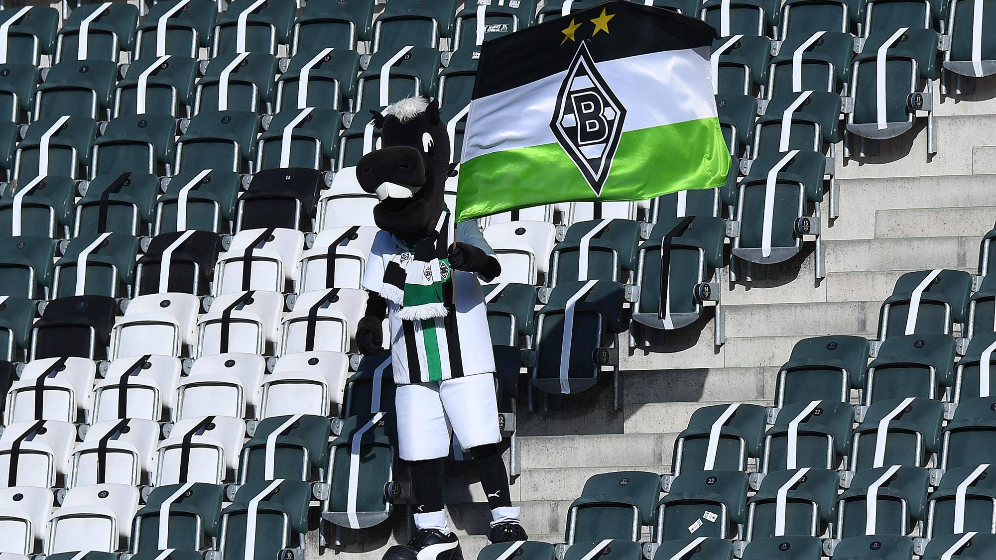 Der Borussia-Park in Mönchengladbach. Maskottchen Jünter steht vor leeren Zuschauerrängen. Dieses Foto stammt vom 25. April 2021.