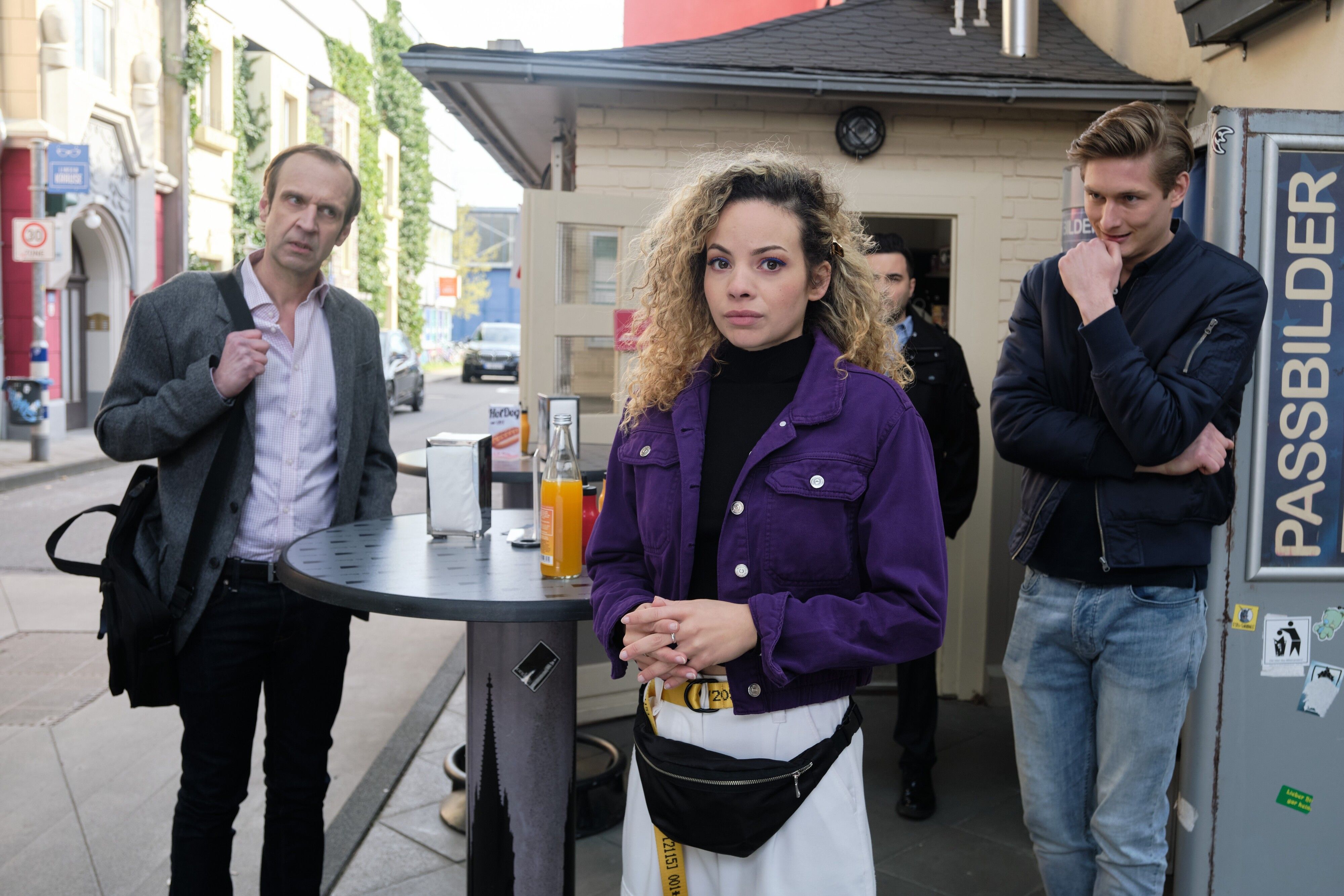 Gladbachs Stadionsprecher Torsten Knippertz (l.) steht als Bewährungshelfer neben Isabelle Geiss und Yannik Meyer (r.) für die Serie „Unter Uns“ vor der Kamera.