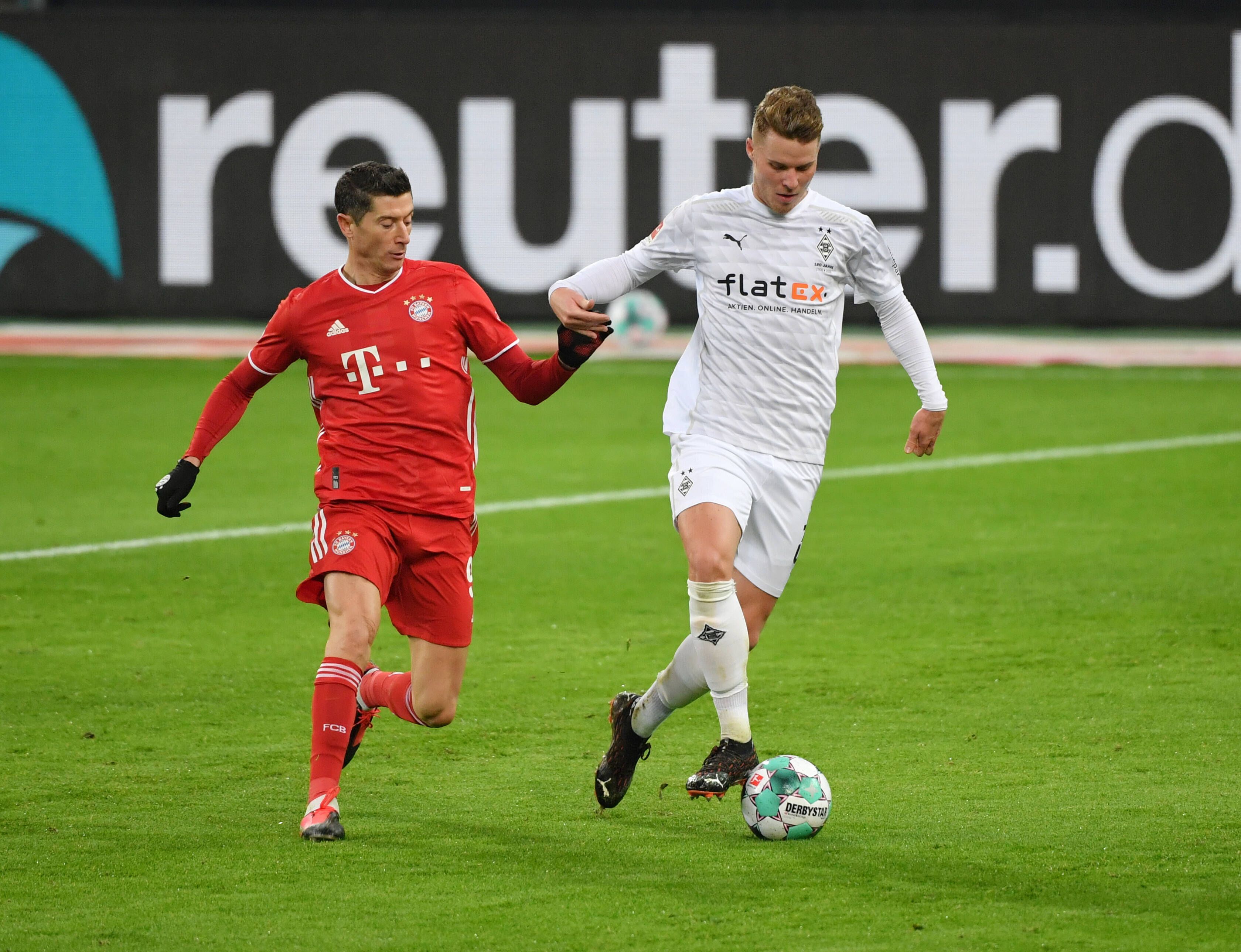 Gladbachs Nico Elvedi (r.) behauptet den Ball gegen Robert Lewandowski (l.) im Bundesligaspiel der Borussia gegen Bayern München am 8. Januar 2021 im Borussia-Park.