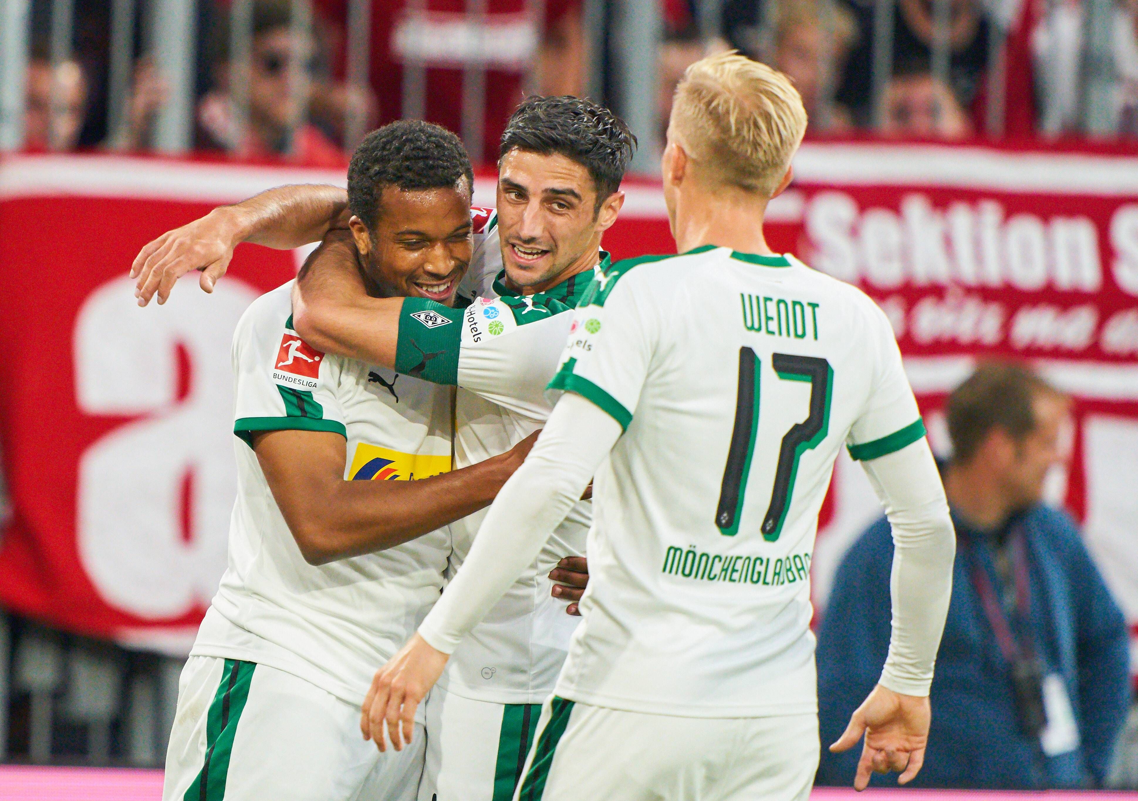 Gladbach-Stürmer Alassane Plea (l.) bejubelt gemeinsam Kapitän Lars Stindl (M.) und Oscar Wendt (r.) seinen herrlichen Treffer beim FC Bayern München am 6. Oktober 2018.