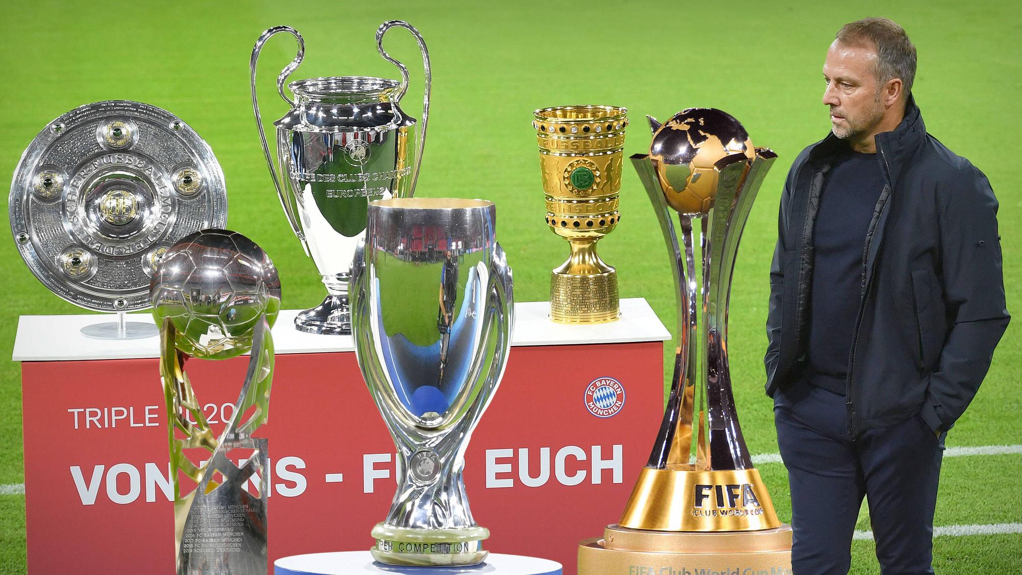Bayern-Trainer Hansi Flick (r.) hat mit dem FCB in den vergangenen Monaten alle großen Vereins-Titel auf nationaler und internationaler Bühne abgeräumt. Vor dem Duell am Samstag (8. Mai 2021) gegen Gladbach spricht Flick über die VfL-Qualitäten.