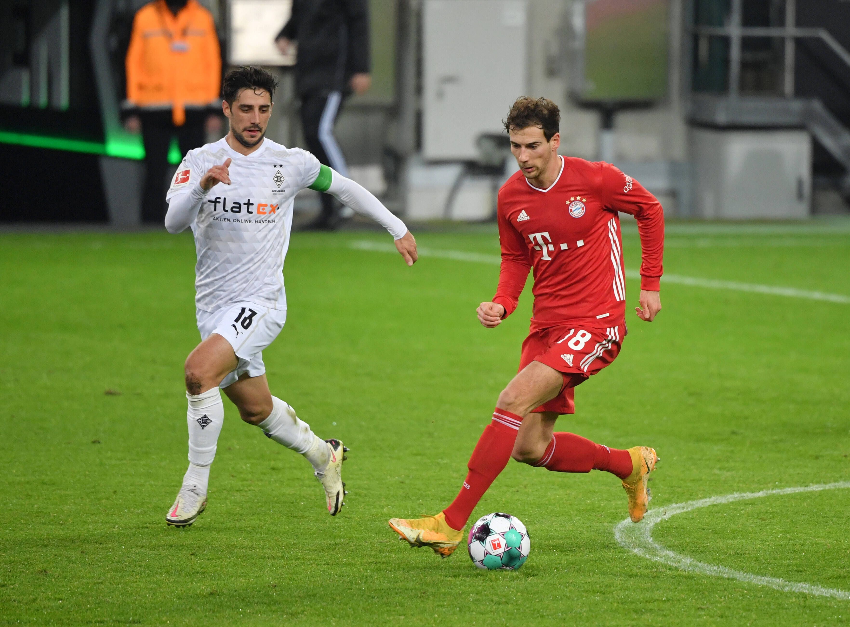 Gladbachs Lars Stindl (l.) läuft neben Leon Goretzka (r.) im Bundesligaduell zwischen Gladbach und Bayern am 8. Januar 2021.