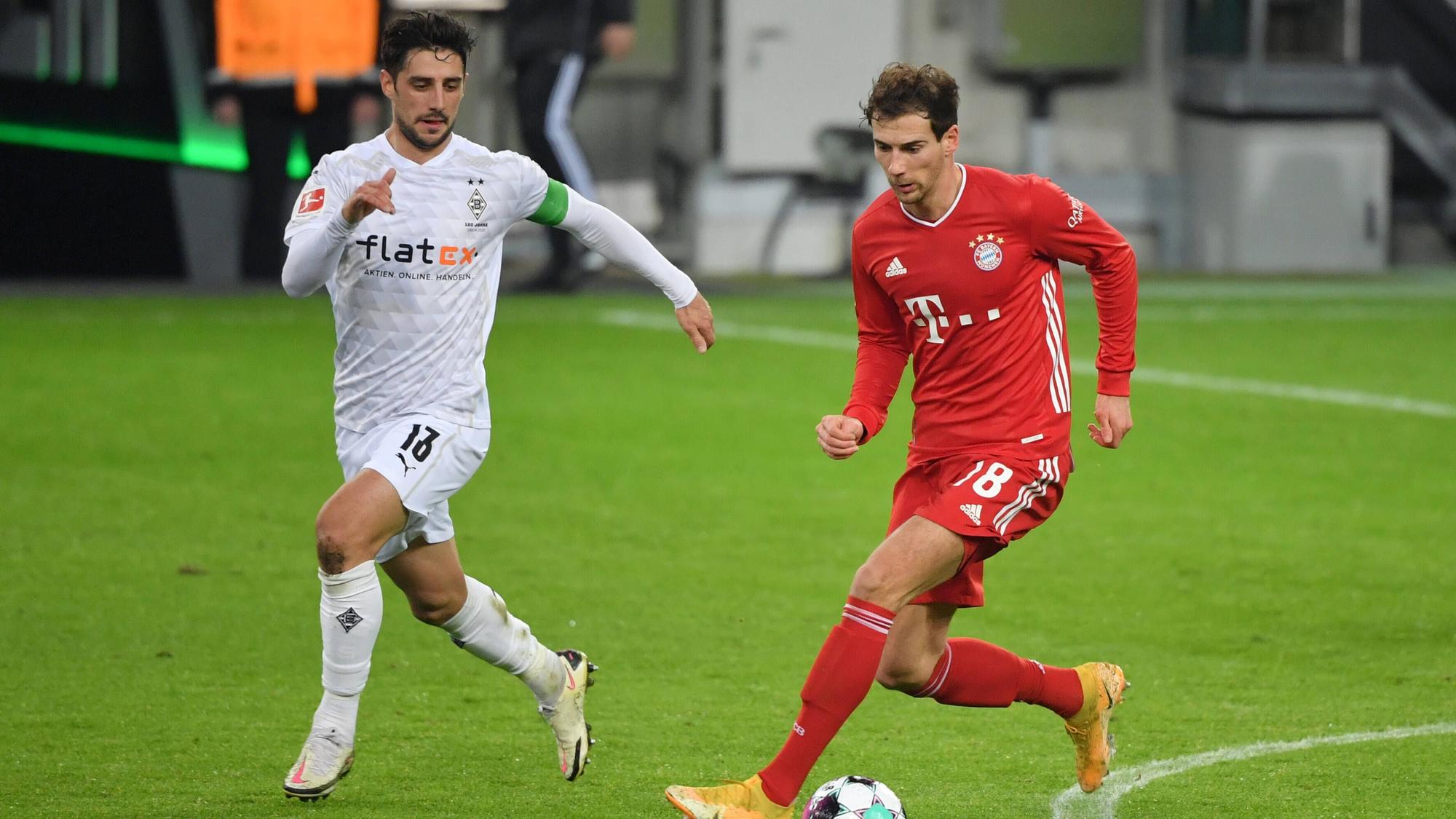 Gladbachs Lars Stindl (l.) läuft neben Leon Goretzka (r.) im Bundesligaduell zwischen Gladbach und Bayern am 8. Januar 2021.