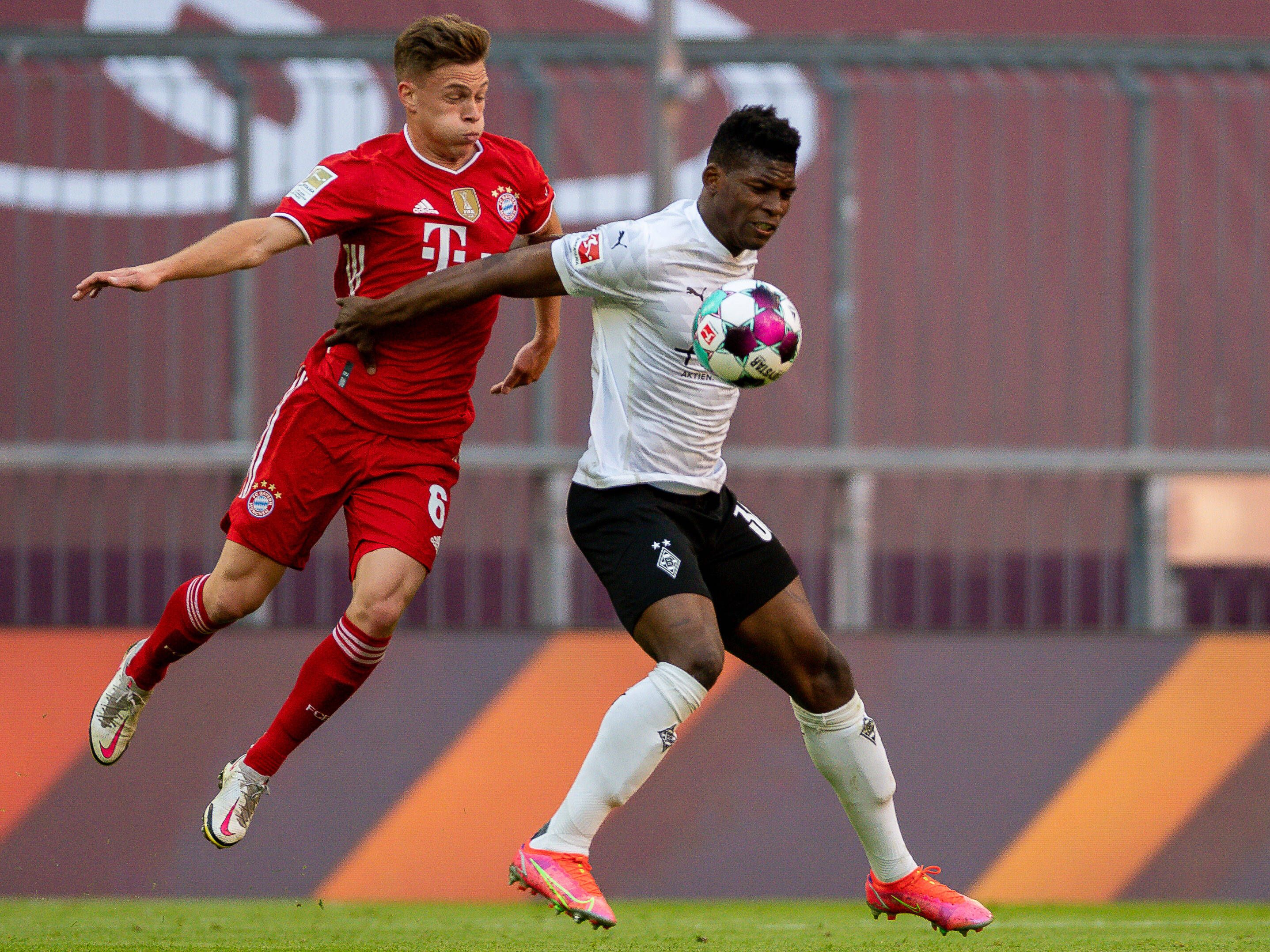 Joshua Kimmich (l.) kämpft gegen Gladbachs Breel Embolo (r.) um den Ball im Bundesligaspiel am 8. Mai 2021.
