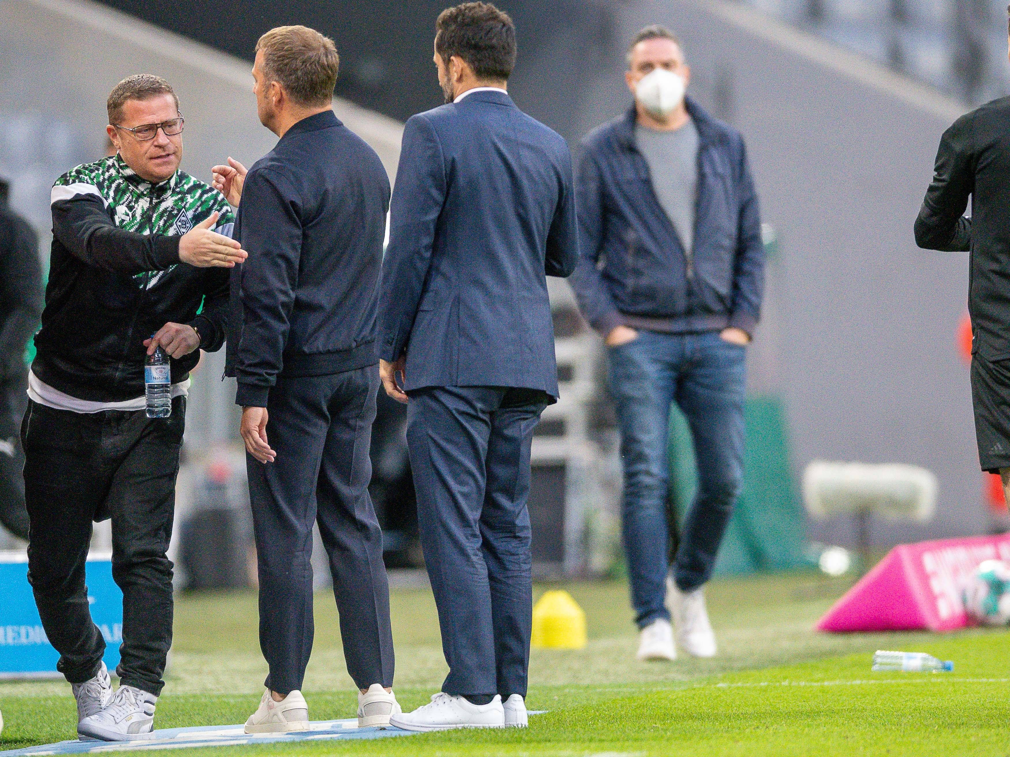 Gladbach-Manager Max Eberl klatscht nach dem 0:6-Desaster in München die Bayern-Kollegen Hansi Flick (M.) und Hassan Hasan Salihamidžić (r.) ab.