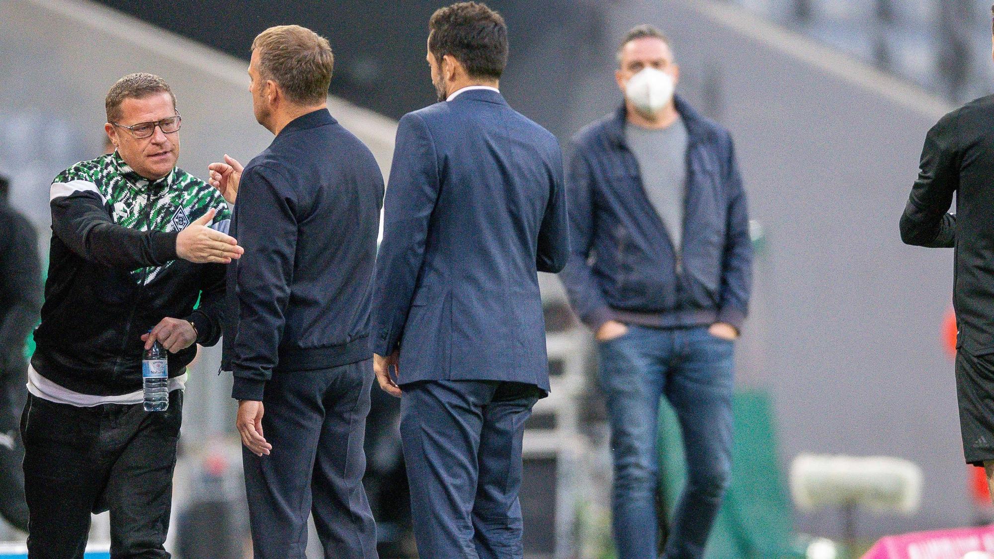 Gladbach-Manager Max Eberl klatscht nach dem 0:6-Desaster in München die Bayern-Kollegen Hansi Flick (M.) und Hassan Hasan Salihamidžić (r.) ab.