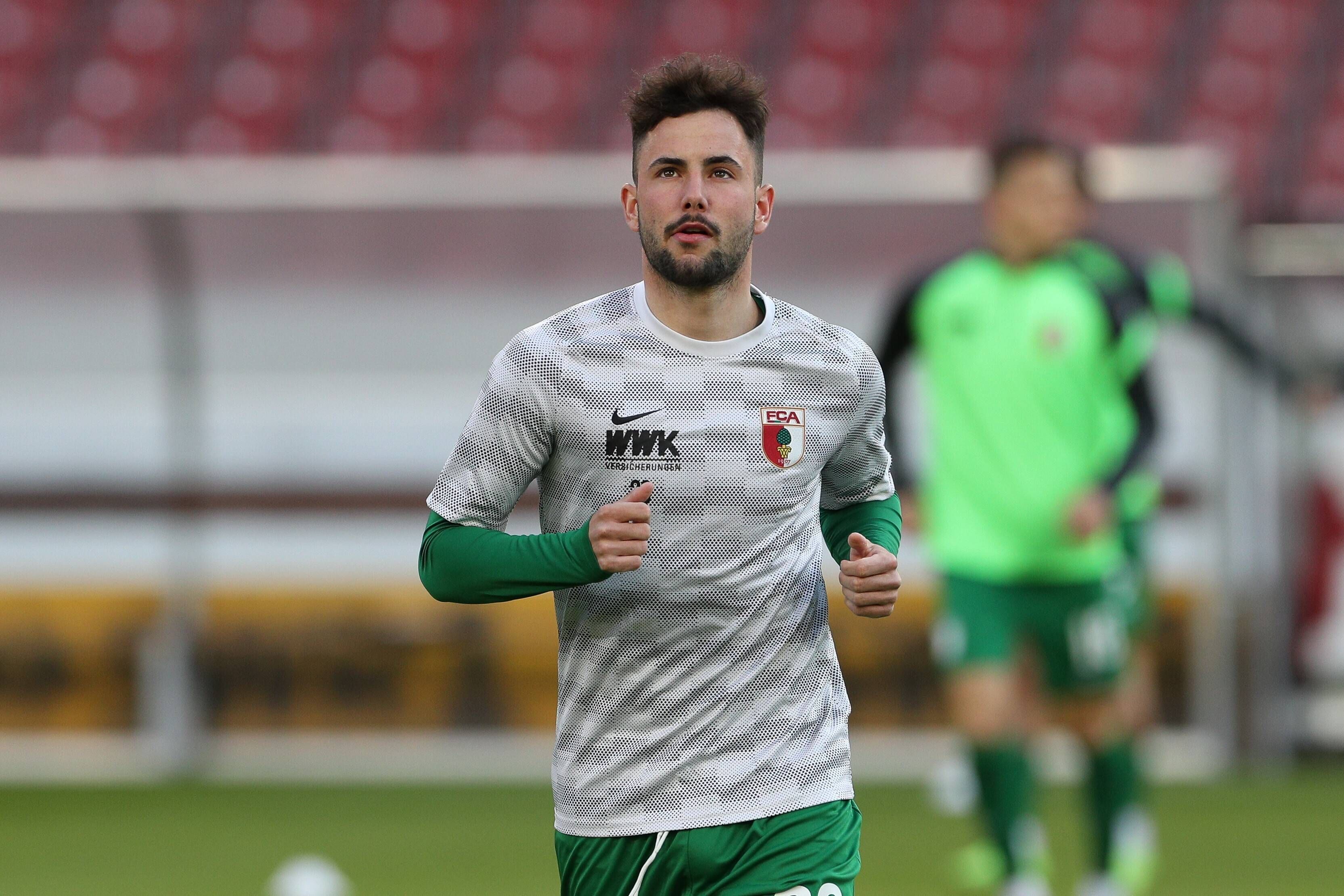 Marco Richter vom FC Augsburg, hier zu sehen am 7. Mai 2021 beim Bundesligaduell gegen den VfB Stuttgart.