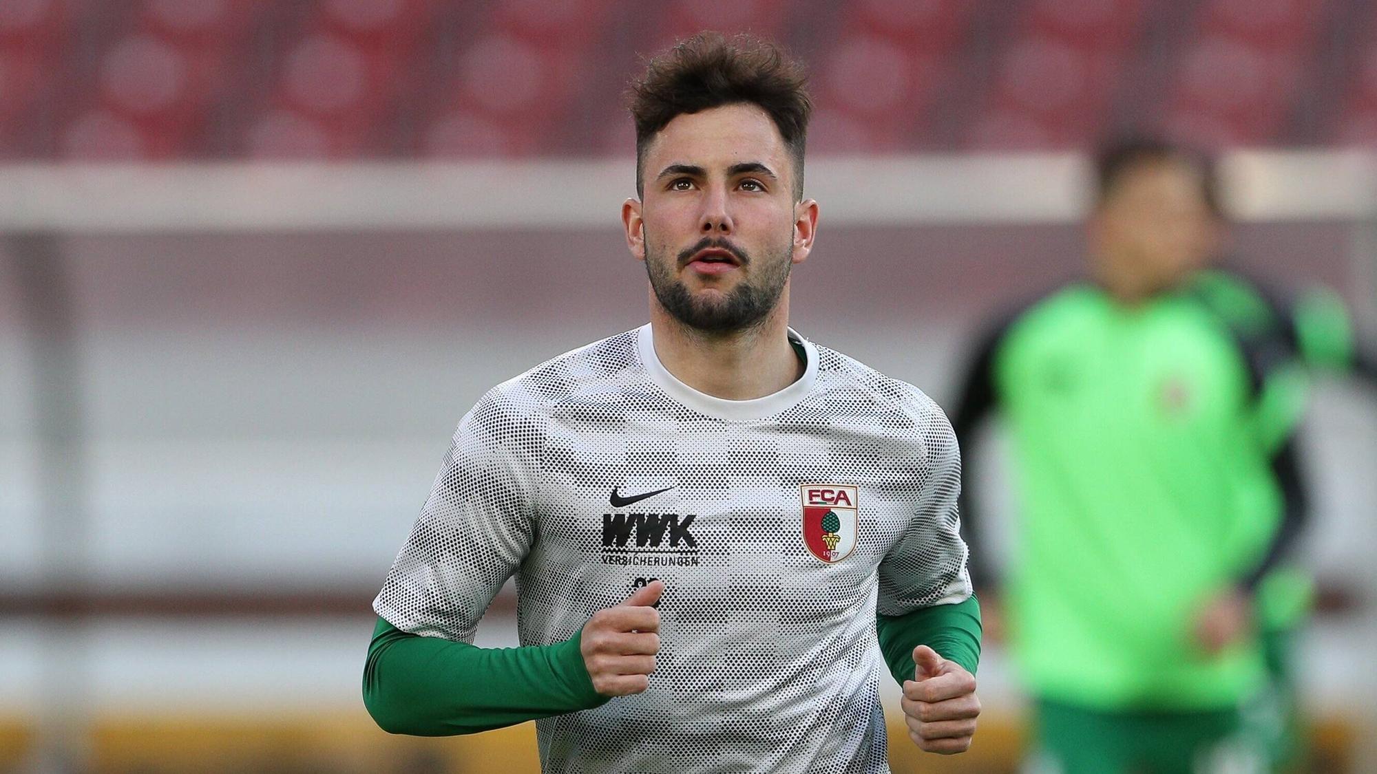 Marco Richter vom FC Augsburg, hier zu sehen am 7. Mai 2021 beim Bundesligaduell gegen den VfB Stuttgart.