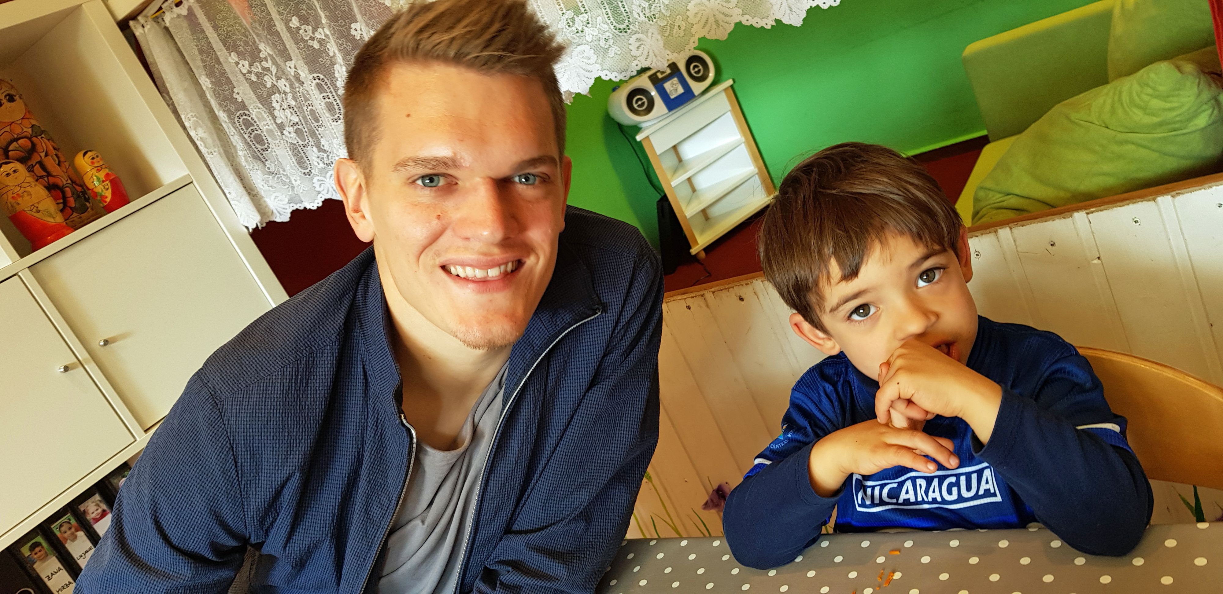 Gladbachs Nationalspieler Matthias Ginter (l.) unterstützt mit seiner Stiftung benachteiligte Kinder und Jugendliche in seiner Heimat Freiburg.