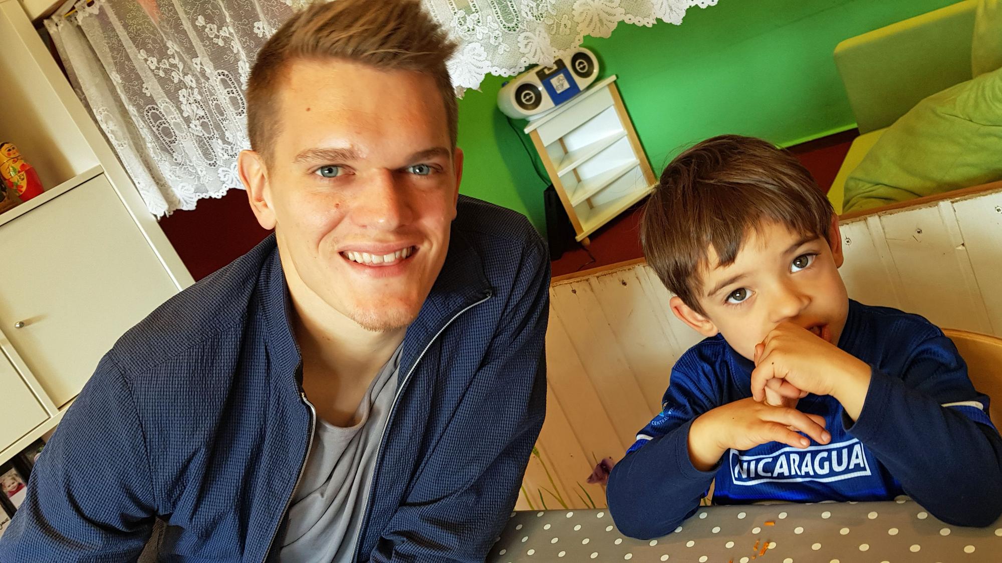 Gladbachs Nationalspieler Matthias Ginter (l.) unterstützt mit seiner Stiftung benachteiligte Kinder und Jugendliche in seiner Heimat Freiburg.
