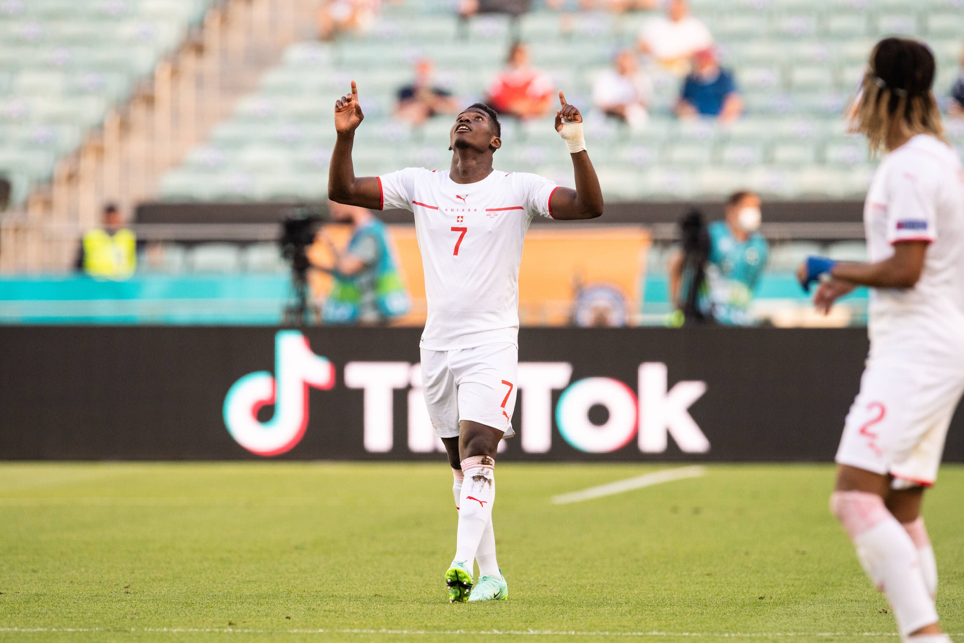 Gladbachs Breel Embolo bejubelt sein Tor im ersten Gruppenspiel der Schweizer gegen Wales am 12. Juni 2021.