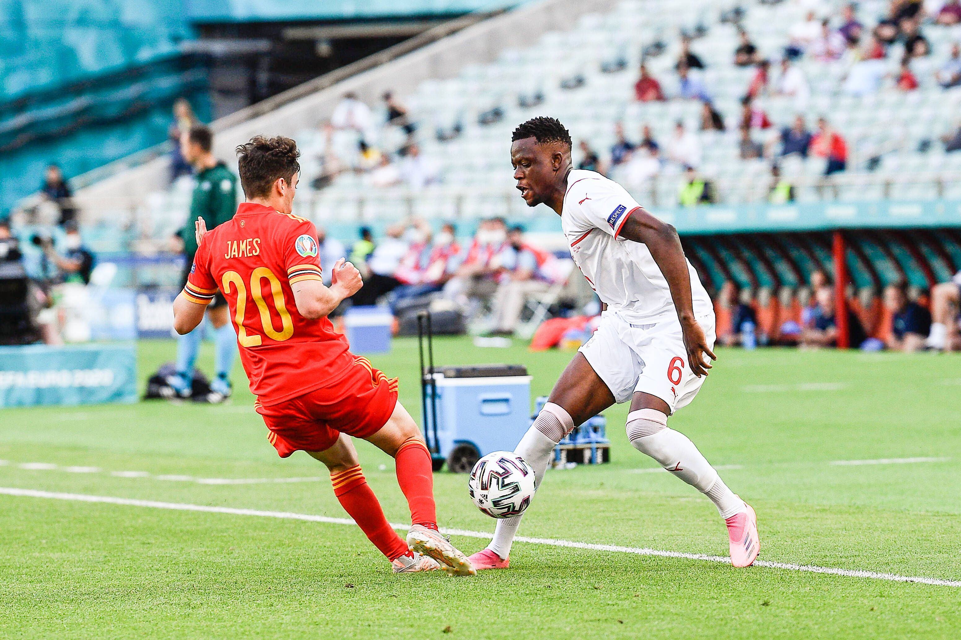 Gladbachs Mittelfeldspieler Denis Zakaria, (r.) hier im Zweikampf mit dem Waliser Daniel James beim EM-Gruppenspiel der Schweiz gegen Wales am 12. Juni 2021 in Baku, fordert für die nächste Partie seines Teams mehr Mut.