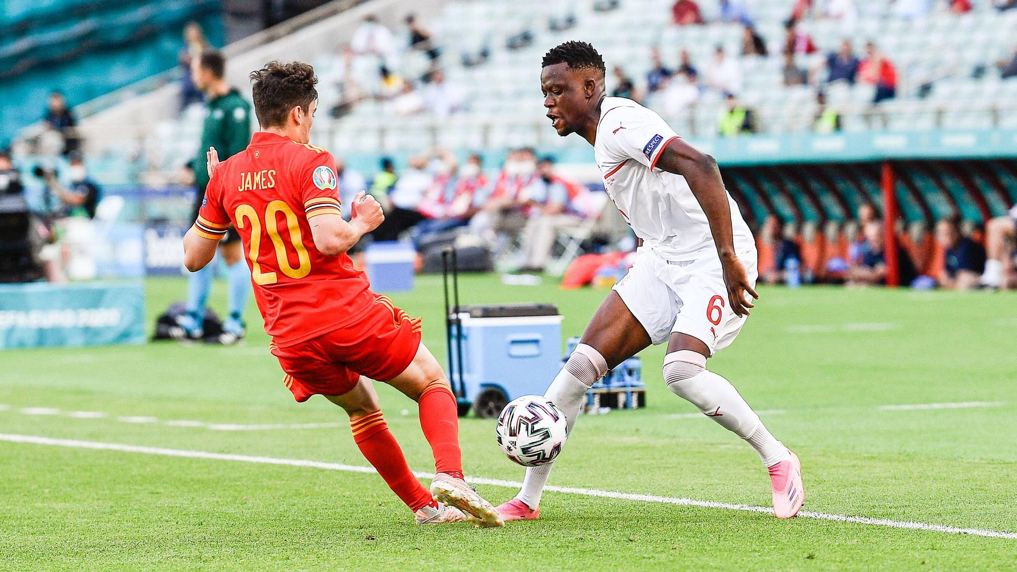 Gladbachs Mittelfeldspieler Denis Zakaria, (r.) hier im Zweikampf mit dem Waliser Daniel James beim EM-Gruppenspiel der Schweiz gegen Wales am 12. Juni 2021 in Baku, fordert für die nächste Partie seines Teams mehr Mut.