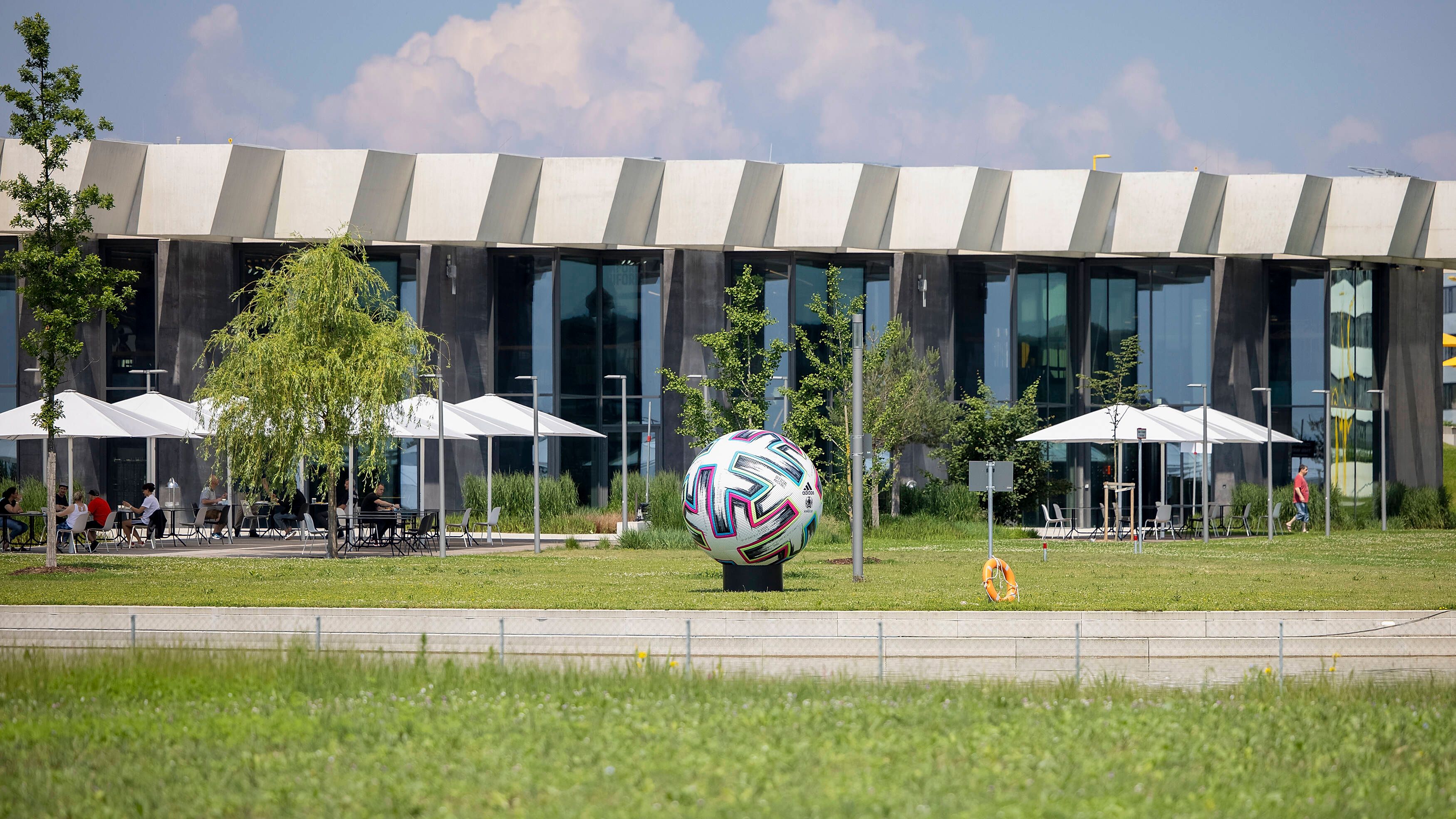 Während der Europameisterschaft sind Deutschlands Nationalspieler in Herzogenaurach untergebracht. Dort bewohnen Matthias Ginter und Co. bunt durchgemischte Bungalows, um den Teamspirit zu stärken.
