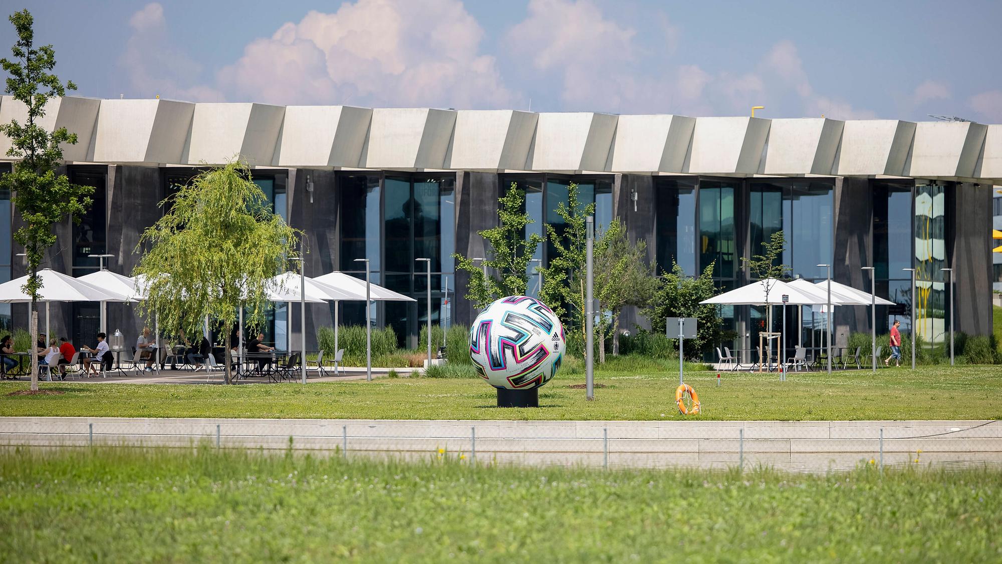 Während der Europameisterschaft sind Deutschlands Nationalspieler in Herzogenaurach untergebracht. Dort bewohnen Matthias Ginter und Co. bunt durchgemischte Bungalows, um den Teamspirit zu stärken.