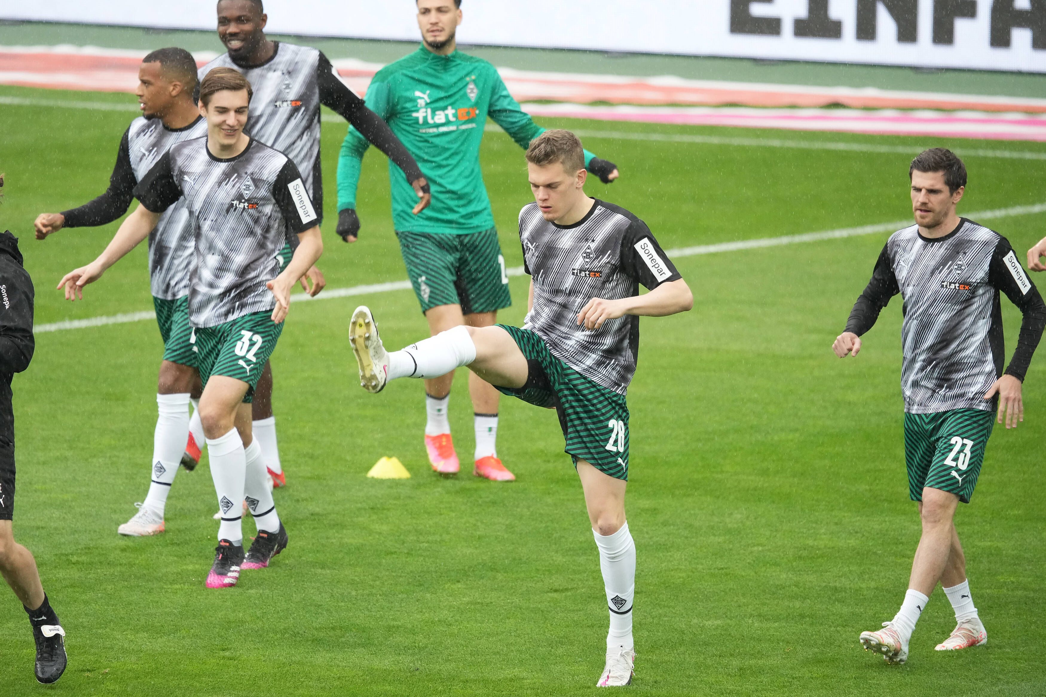 Gladbachs DFB-Nationalspieler Florian Neuhaus (l.), Matthias Ginter (M.) und Jonas Hofmann (r.) beim Aufwärmen vor Borussias Bundesliga-Duell am 15. Mai 2021 bei Werder Bremen.
