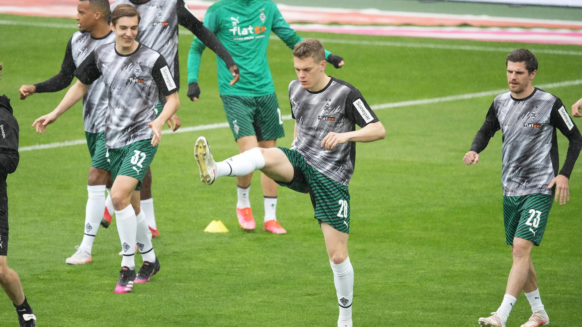 Gladbachs DFB-Nationalspieler Florian Neuhaus (l.), Matthias Ginter (M.) und Jonas Hofmann (r.) beim Aufwärmen vor Borussias Bundesliga-Duell am 15. Mai 2021 bei Werder Bremen.
