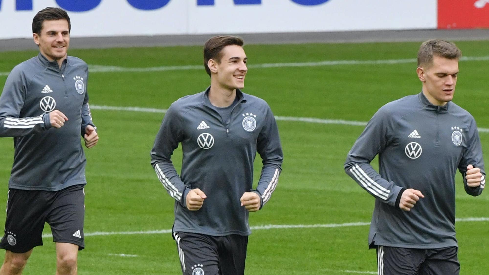 Die Gladbacher Matthias Ginter, Florian Neuhaus, Jonas Hofmann (von rechts nach links, hier bei einem Zusammentreffen der Nationalmannschaft am 23. März 2021) stehen im DFB-Kader für die Europameisterschaft. Am Dienstag (15. Juni) trifft das Team auf Weltmeister Frankreich mit VfL-Stürmer Marcus Thuram.