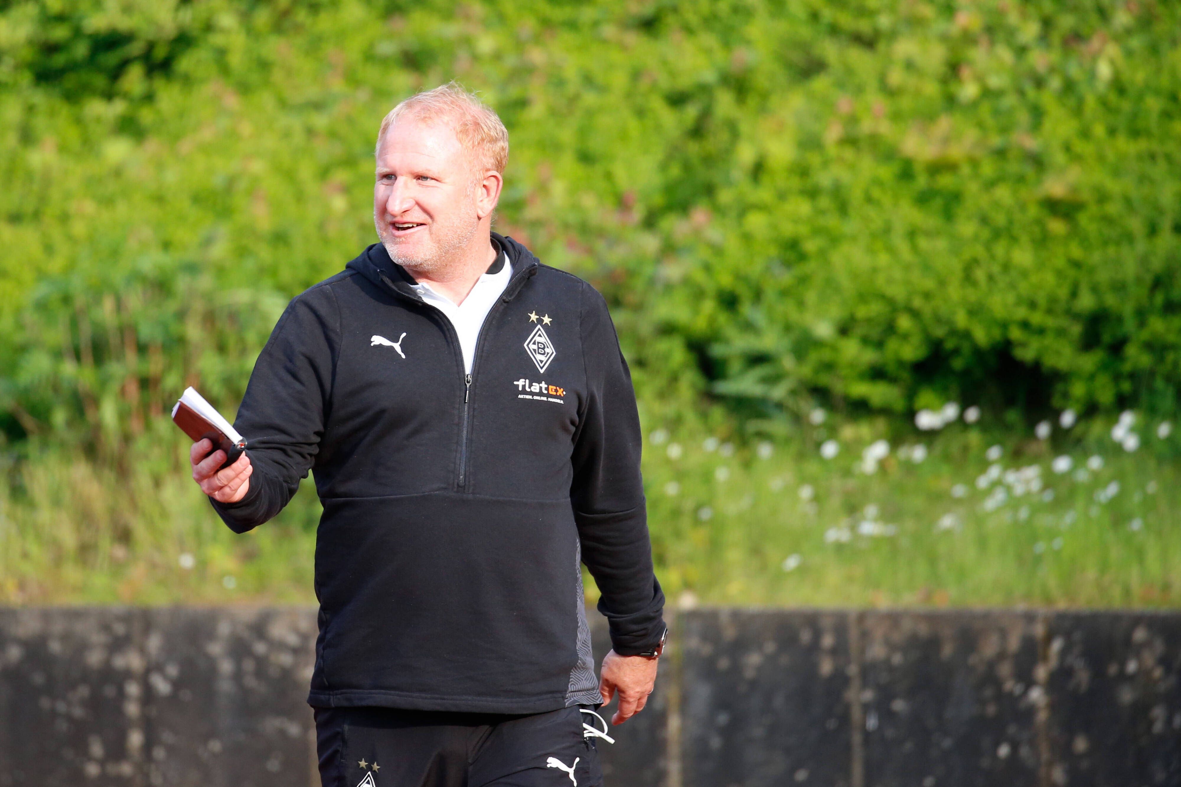 Gladbachs U23-Coach Heiko Vogel am 28. Mai 2021 beim Regionalliga-Spiel zwischen Borussias U23 und dem FC Wegberg-Beeck, lacht am Spielfeldrand.