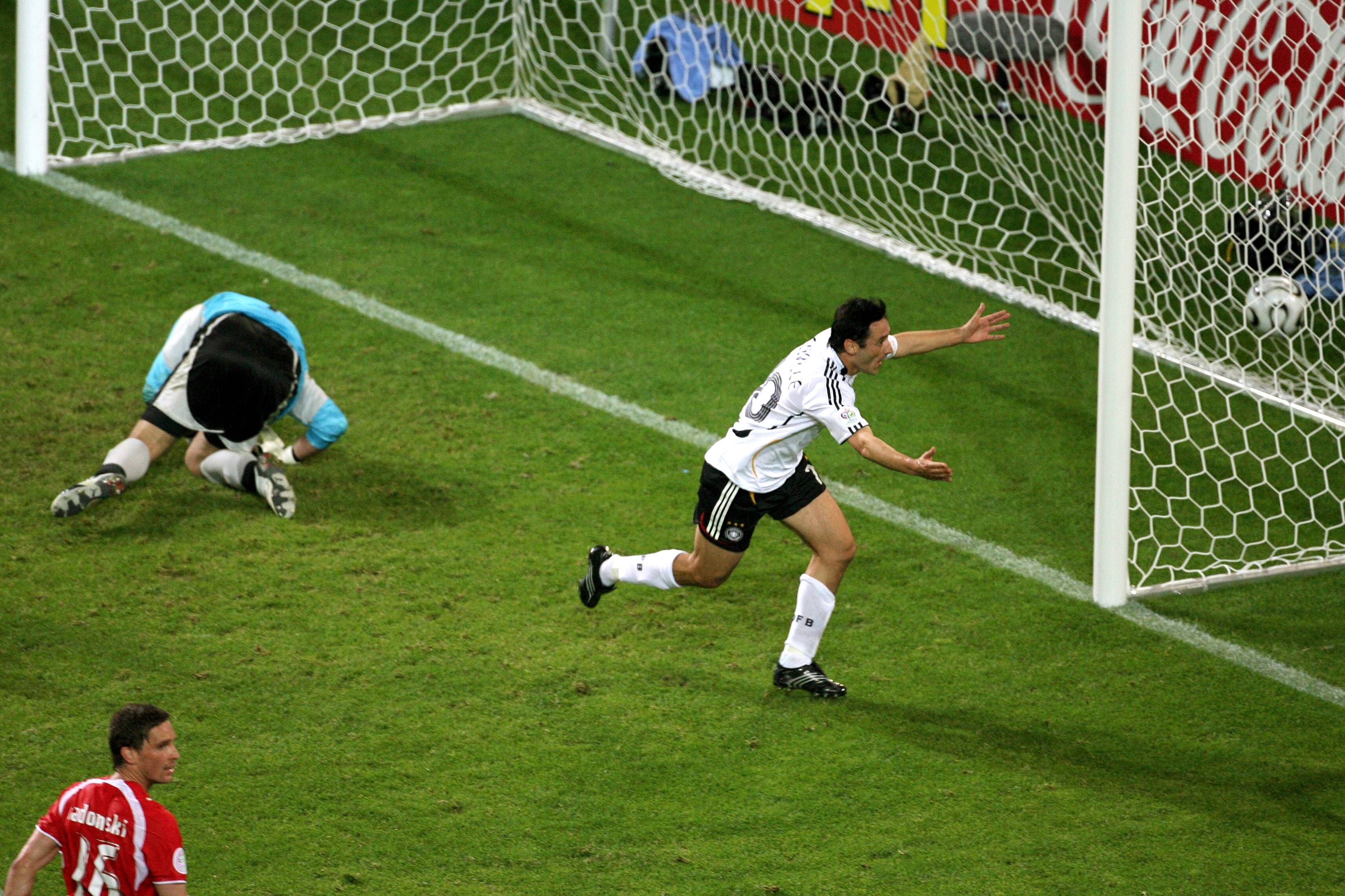 Oliver Neuville (Deutschland, re.) erzielt am 14. Juni 2006 bei der WM gegen Torwart Artur Boruc (Polen) das 1:0 und jubelt.