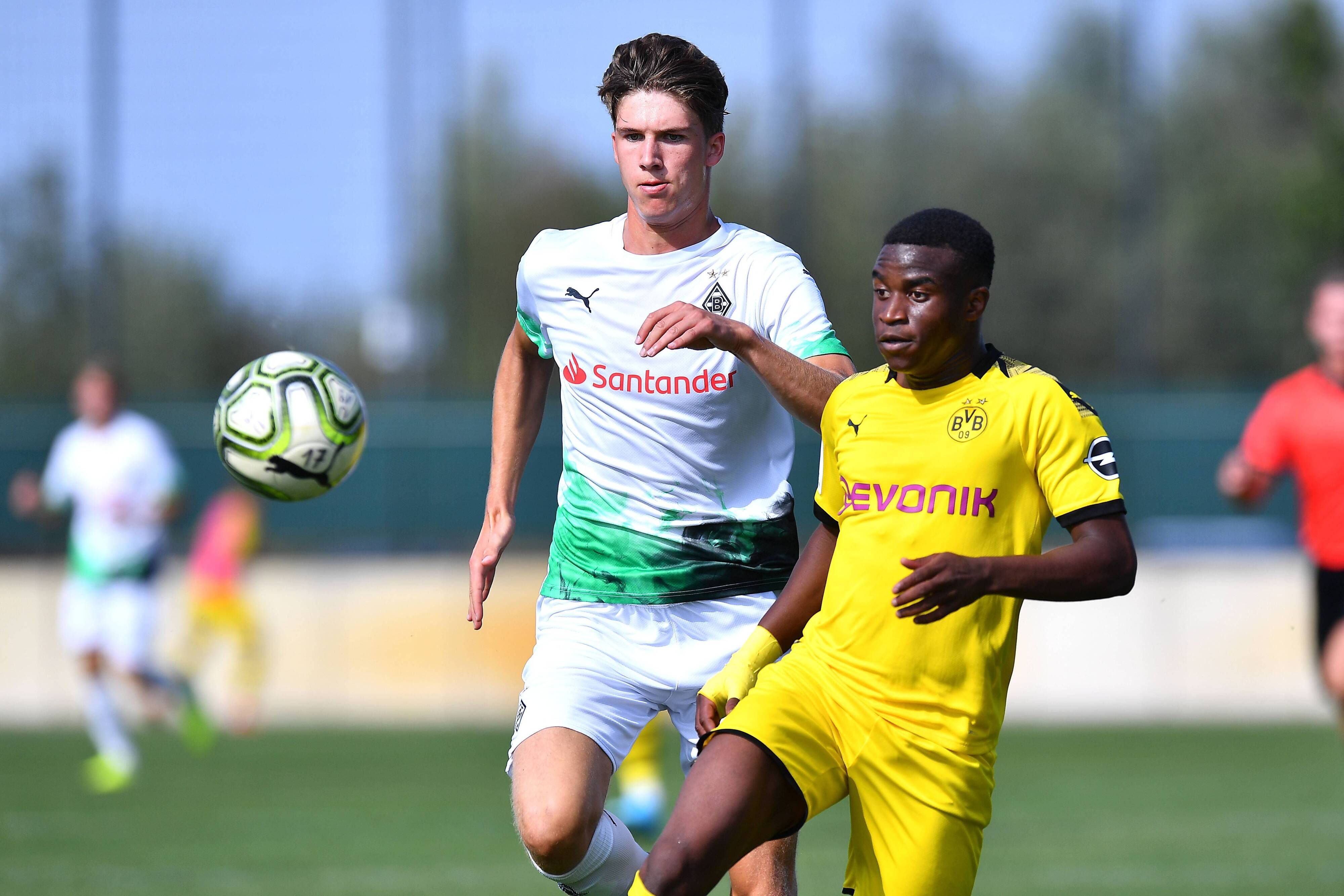 Tom Gaal (links) bei einem A-Junioren-Bundesliga-Spiel der Fohlen im Zweikampf mit Dortmunds Youssoufa Moukoko (rechts) am 21. August 2019.