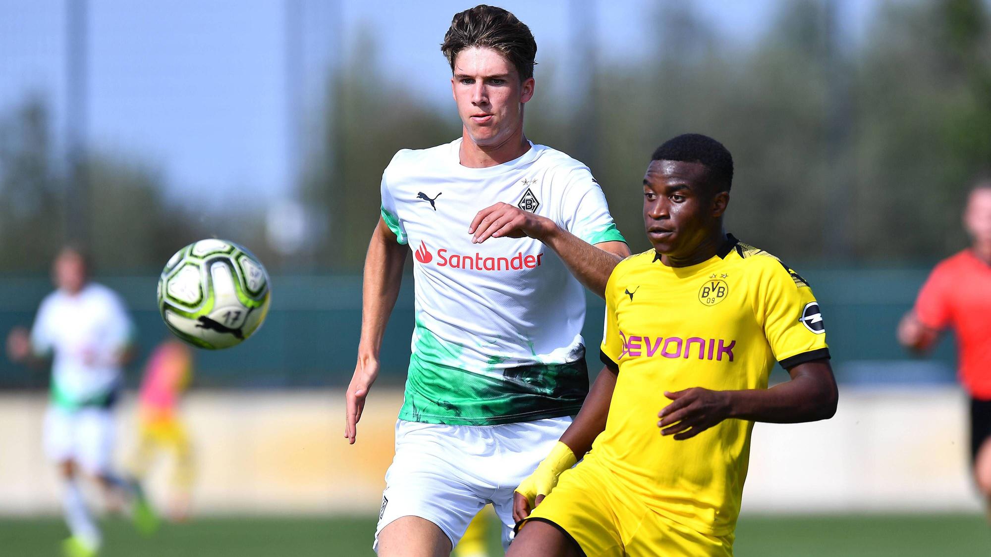 Tom Gaal (links) bei einem A-Junioren-Bundesliga-Spiel der Fohlen im Zweikampf mit Dortmunds Youssoufa Moukoko (rechts) am 21. August 2019.