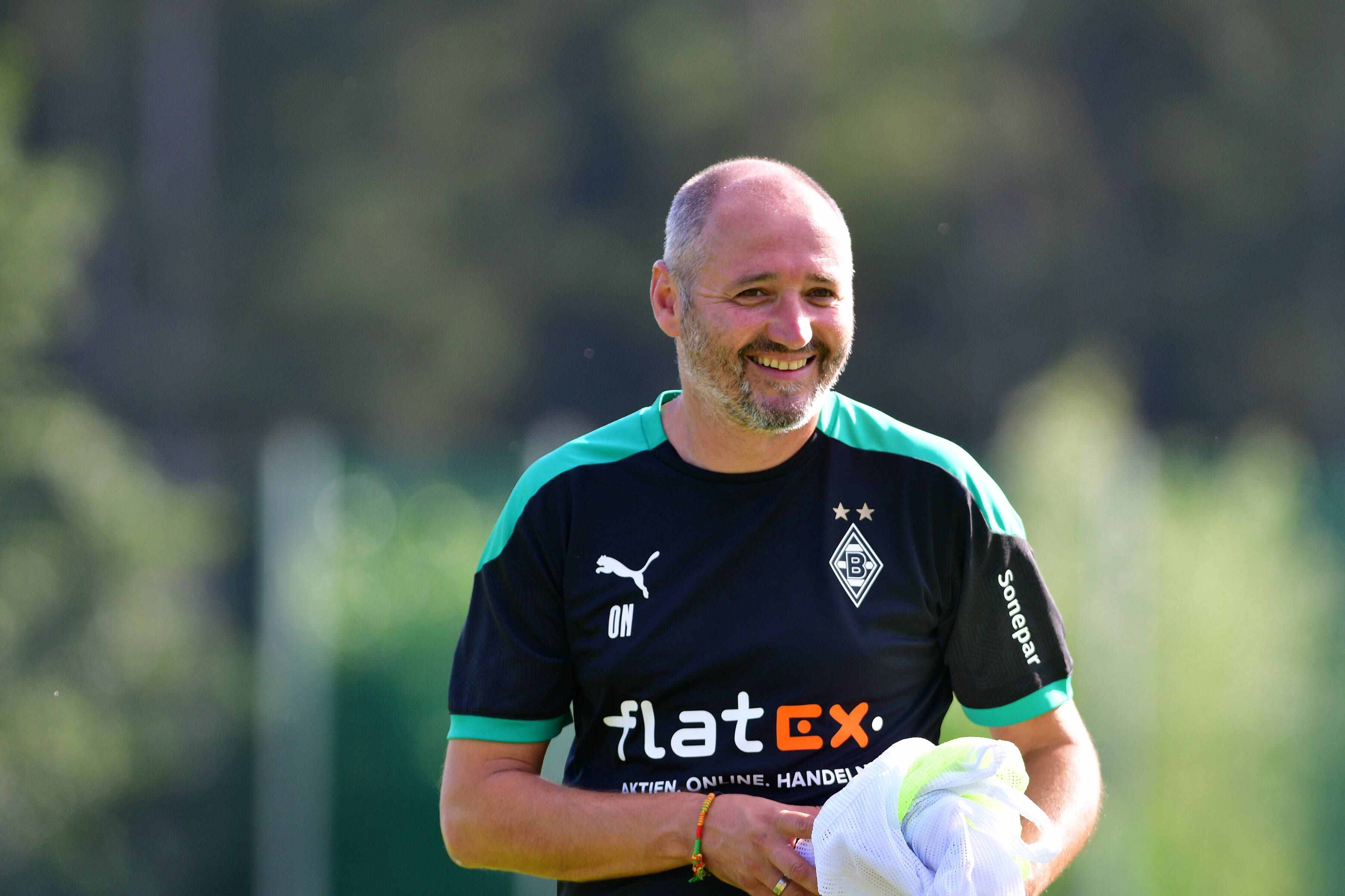 Gladbachs Assistenztrainer Oliver Neuville am 19. August 2020 beim Trainingslager der Fohlen in Harsewinkel-Marienfeld lächelt in die Kamera.