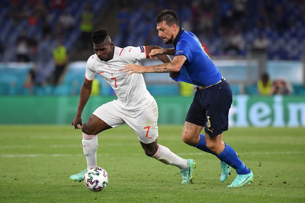 Gladbach-Stürmer Breel Embolo bestreitet im Trikot der Schweizer Nationalmannschaft am 16. Juni 2021 beim EM-Duell gegen Italien in Rom einen  Zweikampf mit Francesco Acerbi.