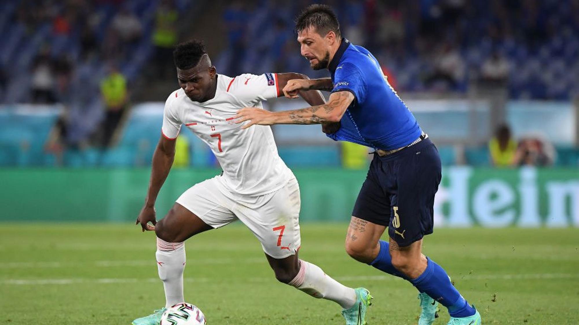 Gladbach-Stürmer Breel Embolo bestreitet im Trikot der Schweizer Nationalmannschaft am 16. Juni 2021 beim EM-Duell gegen Italien in Rom einen Zweikampf mit Francesco Acerbi.